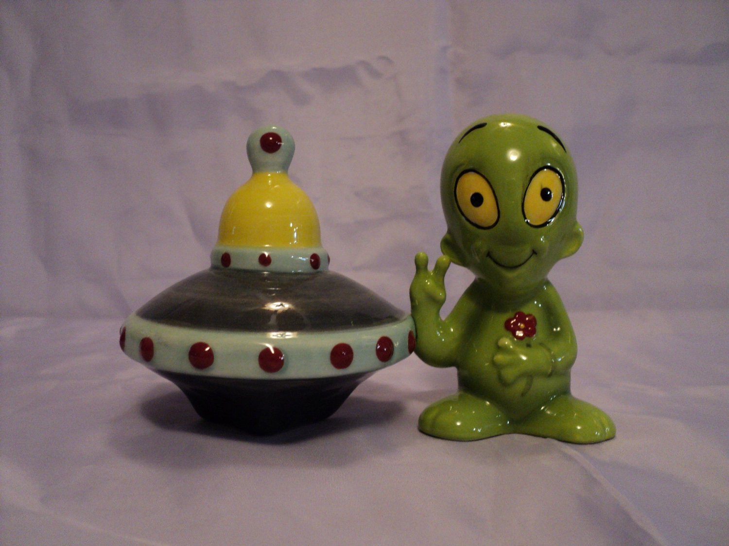 Ceramic Alien Saucer Salt and Pepper Shakers Set - Fun Kitchen Accessories for Sci-Fi Fans | Perfect for Home Dining, Themed Parties & Gifts