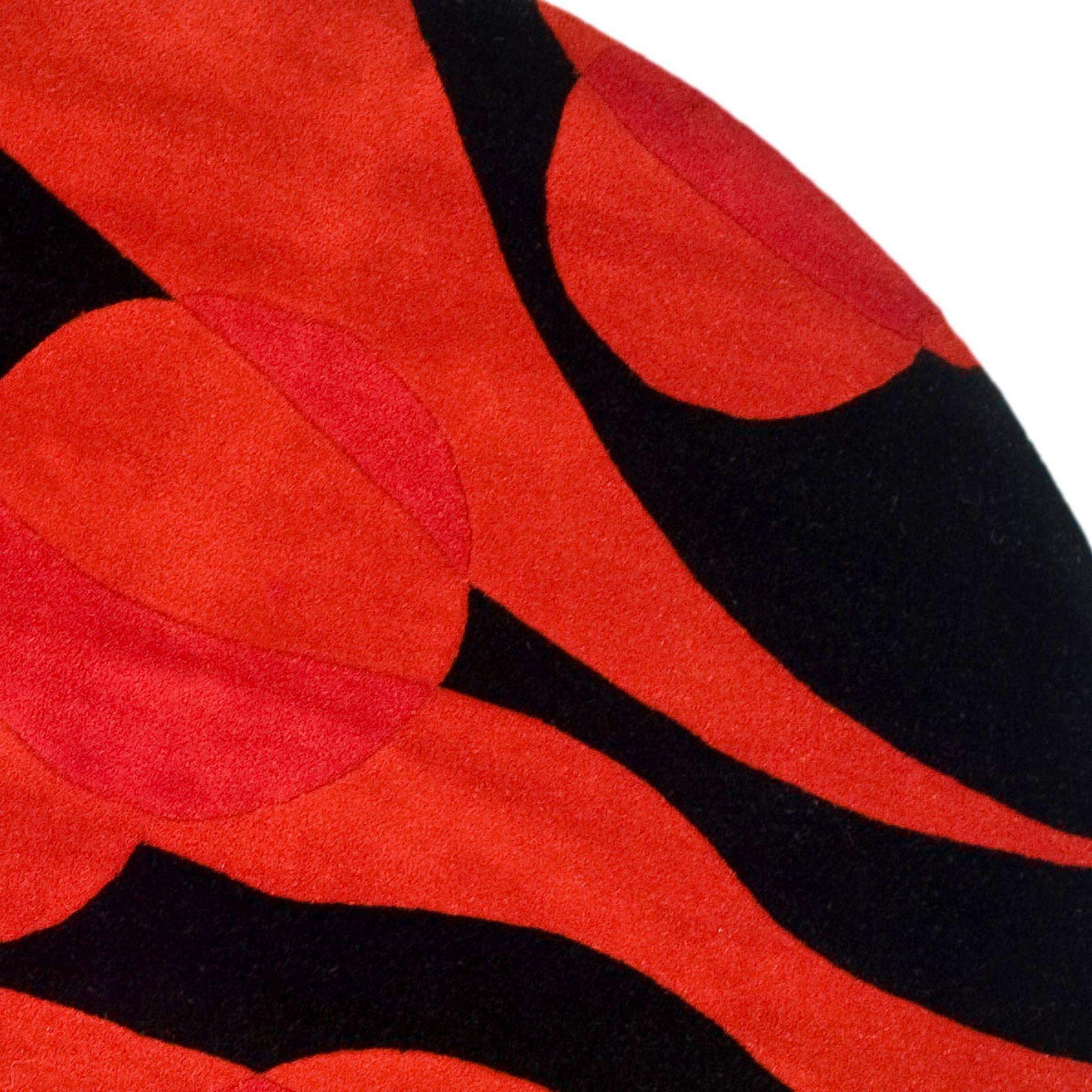SAFAVIEH Soho Collection 6-Foot Round Black & Red Handmade Wool Area Rug - Perfect for Living Room, Bedroom or Office Decor