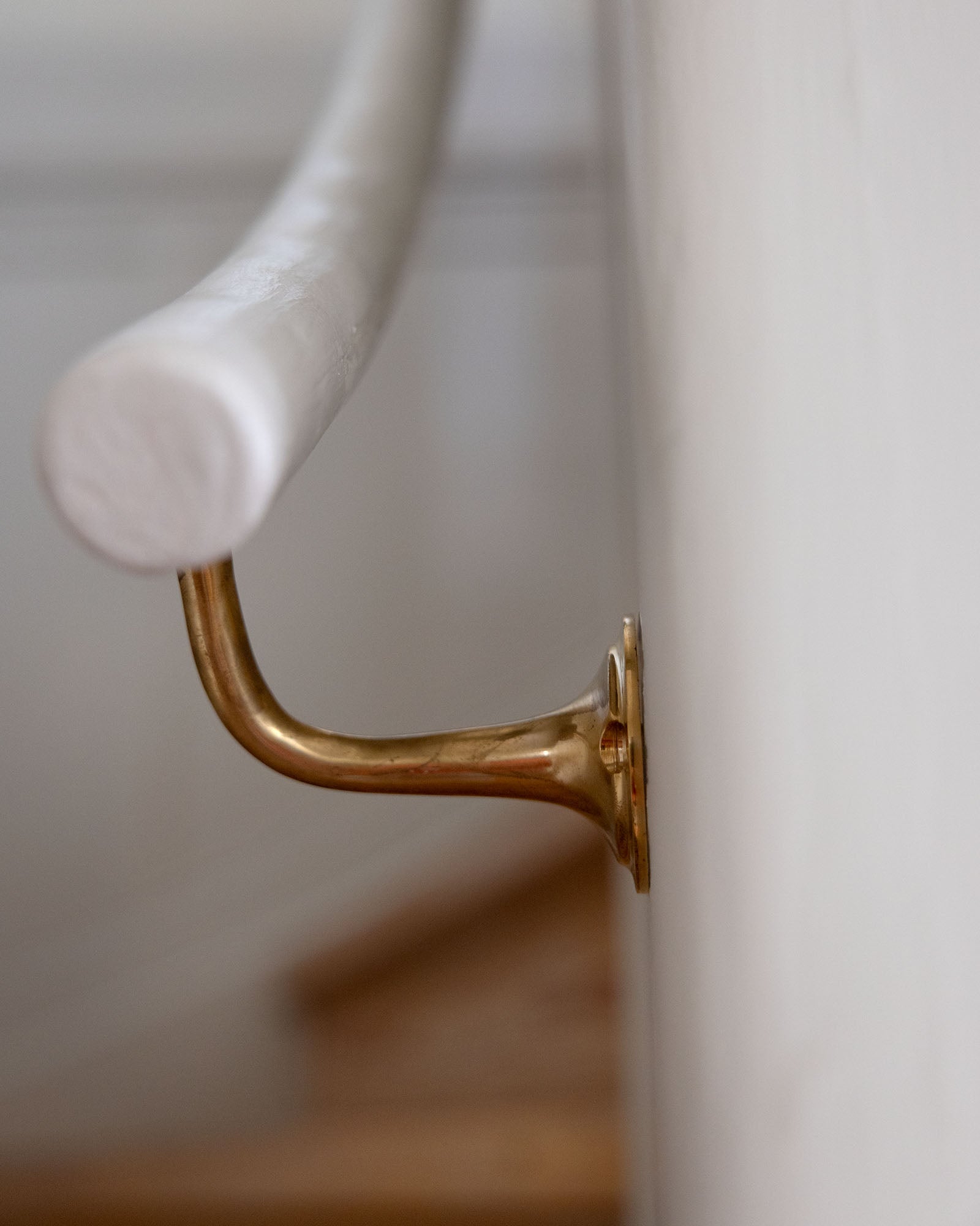 Brass LED Handrail Bracket - Sturdy & Elegant Stair Railing Holder for Indoor/Outdoor Use - Perfect for Home, Office, and Commercial Spaces