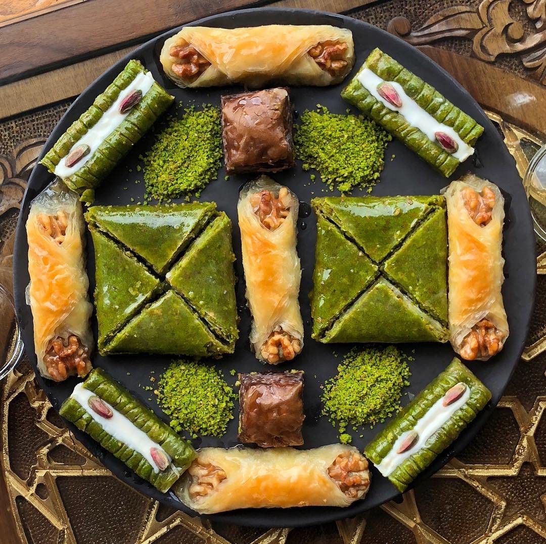 Premium Hafiz Mustafa 1864 Istanbul Baklava Pastry Gift Box - Authentic Turkish Baklava Dessert with Fresh Phyllo Dough, Pistachios, Hazelnuts & Walnuts - Sweet Treats for Birthdays, Christmas, Corporate Gifts & Holiday Parties
