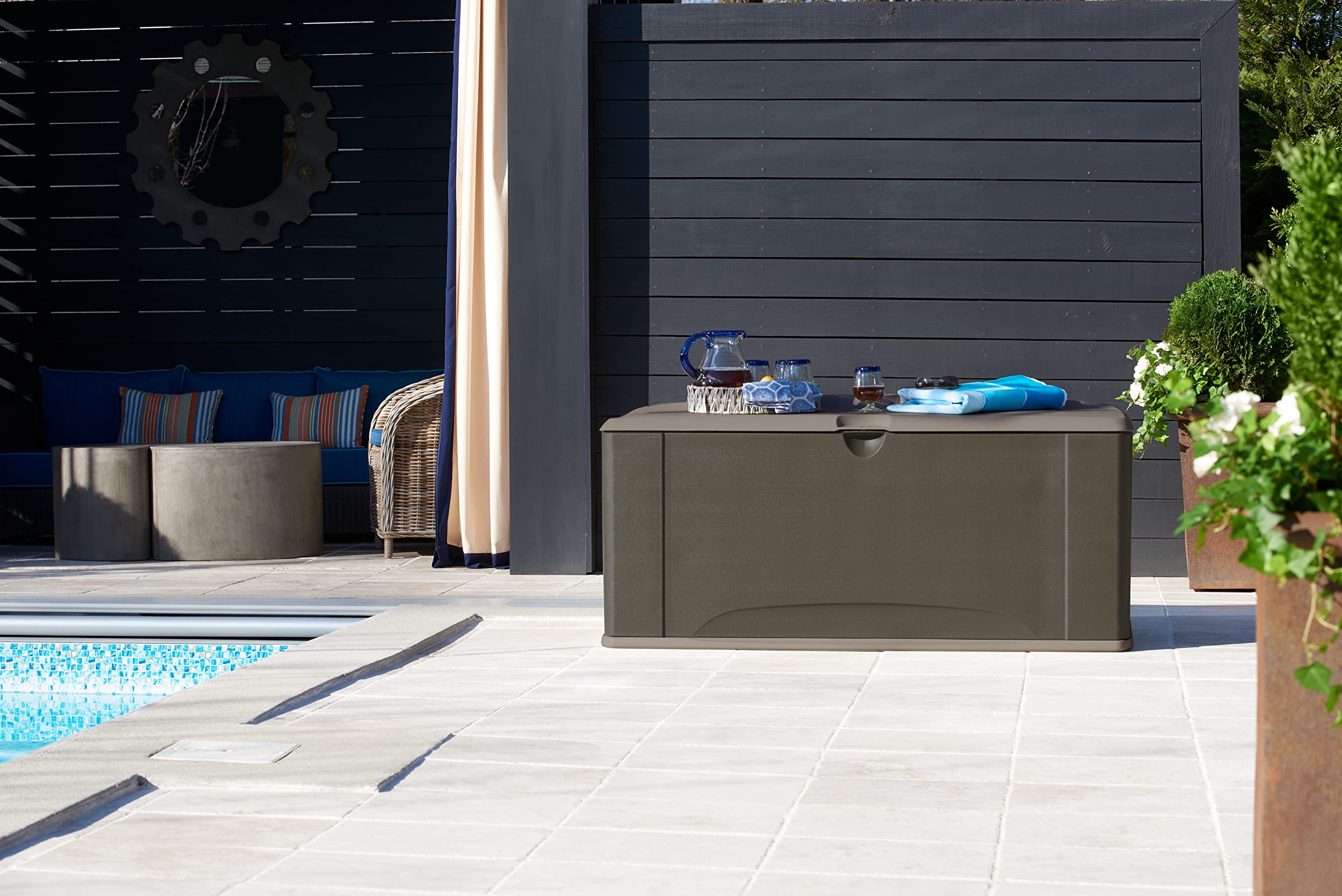 Rubbermaid 120-Gallon Extra Large Resin Outdoor Storage Deck Box with Seat - Weather-Resistant Brown Deck Organizer for Pool Toys, Garden Tools, Patio Cushions & Backyard Accessories - Perfect for Outdoor Storage, Deck Organization & Poolside Convenience