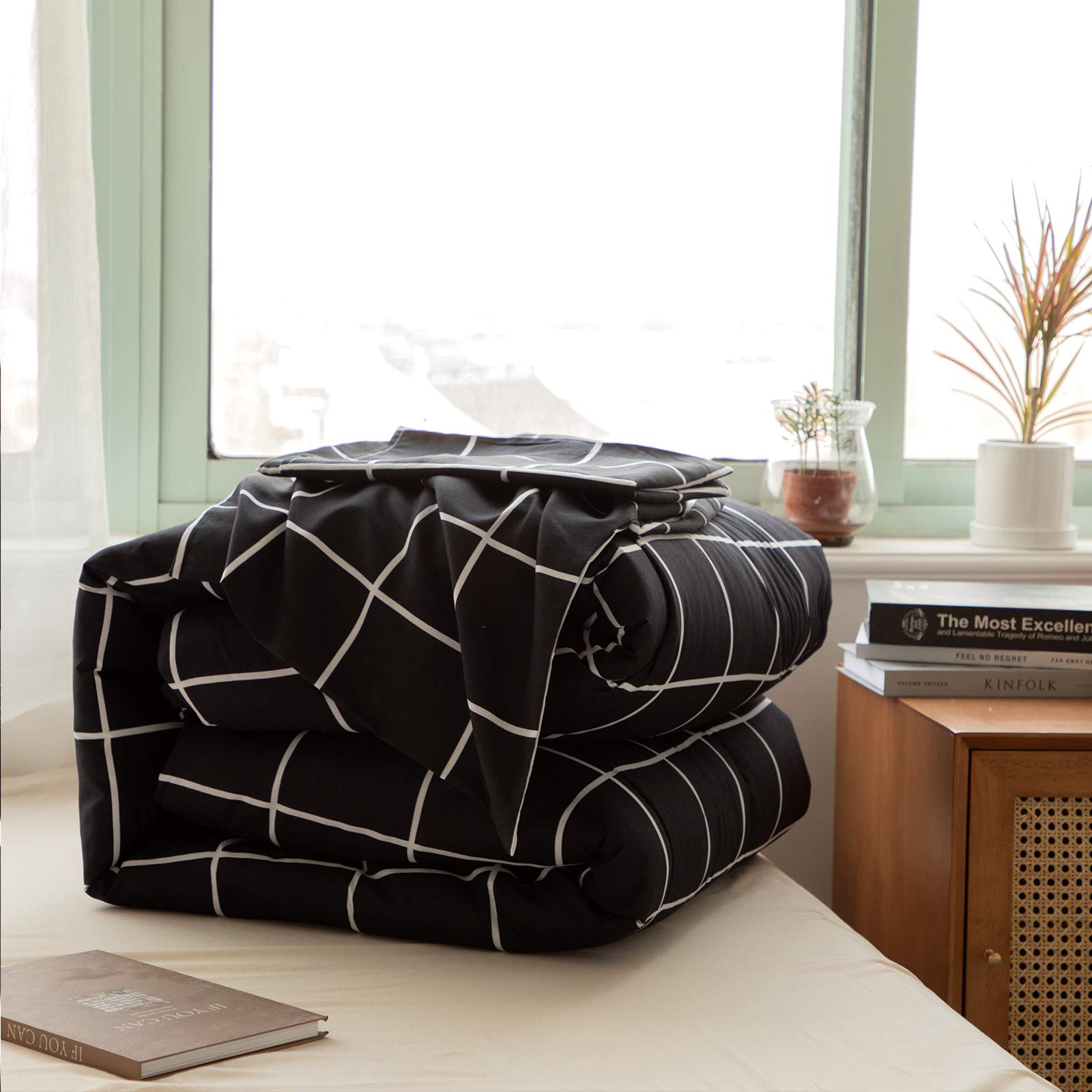 Bedbay Twin Comforter Set for Kids - 2 Piece Black Plaid Bedding Set with Black & White Grid Geometric Design | Soft Lightweight Down Alternative Quilt | Perfect for Boys & Girls Bedroom Decor | Ideal for Cozy Sleepovers, Dorm Rooms & Kids' Room Makeovers