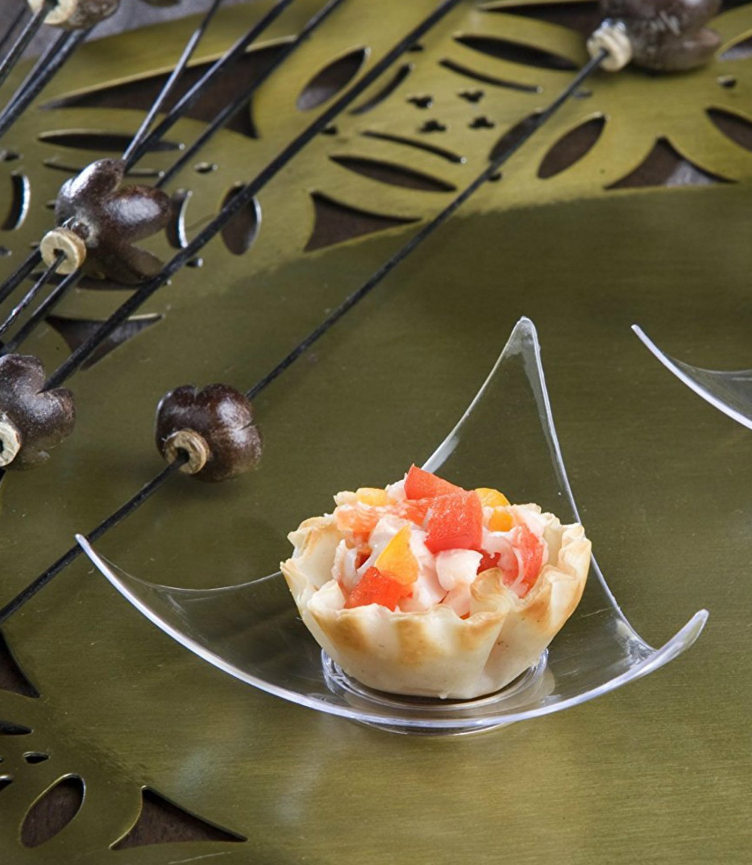 50-Pack Clear Plastic Mini Triangle Dessert Plates - Star Pattern Appetizer Plates for Cocktail Parties, Sushi, Pie Tastings & Sampling - Perfect for Weddings, Baby Showers & Birthday Celebrations
