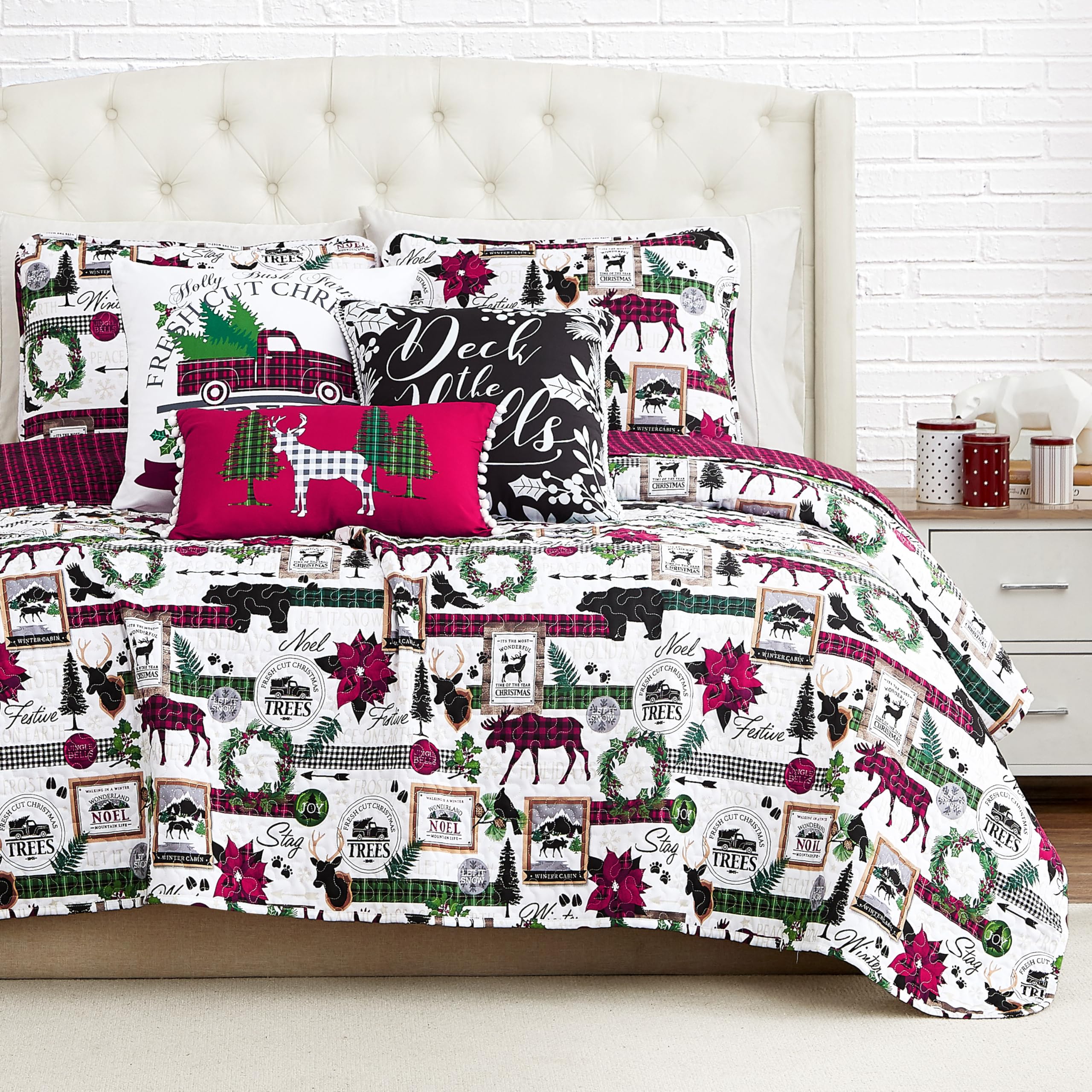 Southshore Fine Living Merry Town Christmas Quilt Set - Twin Size 5-Piece Holiday Bedding with Shams & Decorative Throw Pillow | Reversible Red Plaid & Rustic Cabin Print Design | Perfect for Cozy Winter Nights & Festive Home Decor