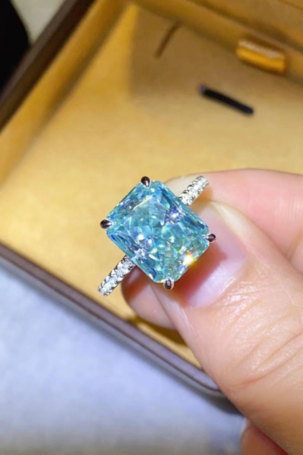 2 Carat Moissanite Engagement Ring for Women - Durable & Sparkling Lab-Created Diamond Alternative - Perfect for Proposals, Weddings & Anniversary Gifts
