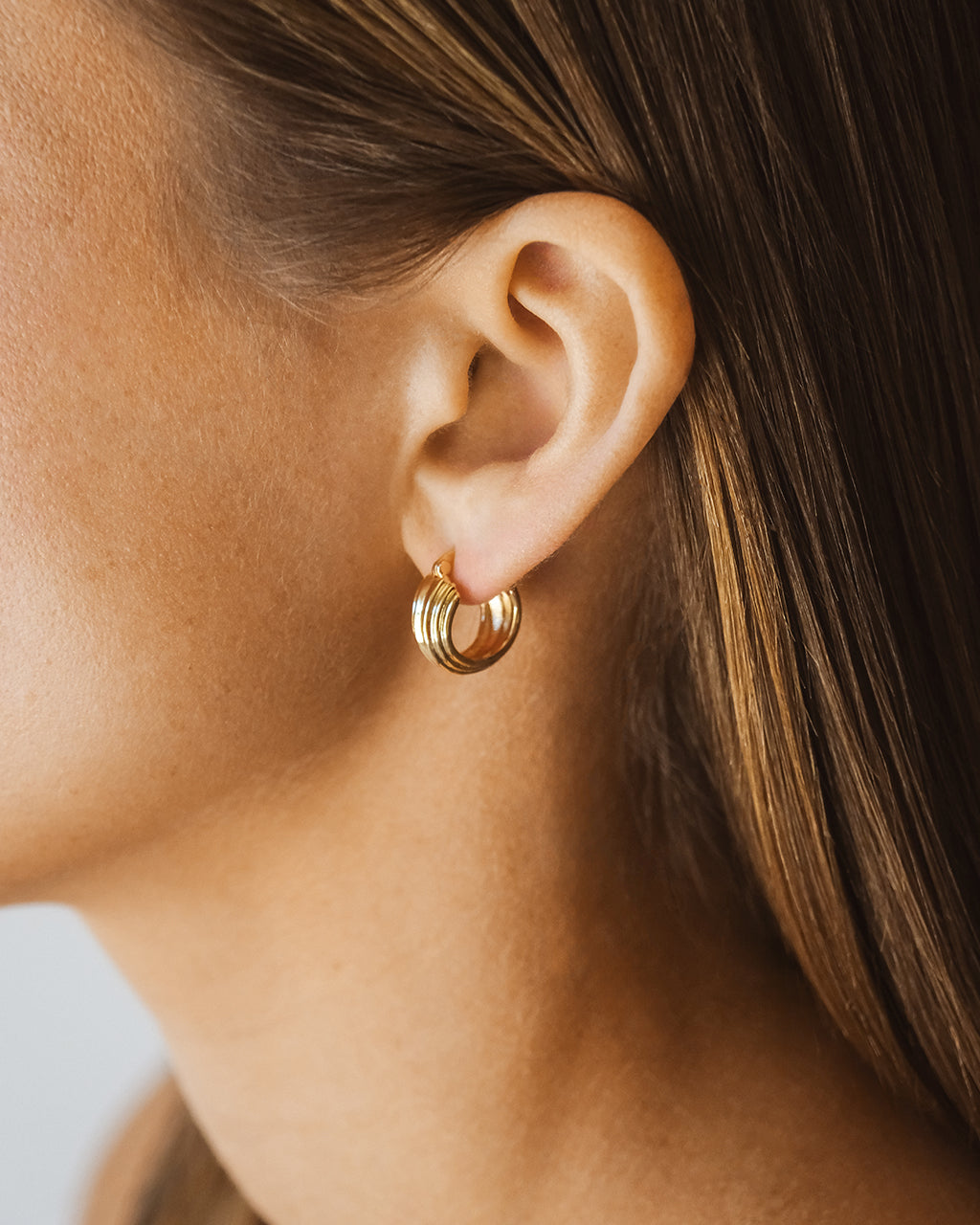 Yamile Polished Huggie Hoop Earrings for Women - 14K Gold Plated Small Hoop Earrings - Minimalist Everyday Jewelry for Work, Date Night & Gifting