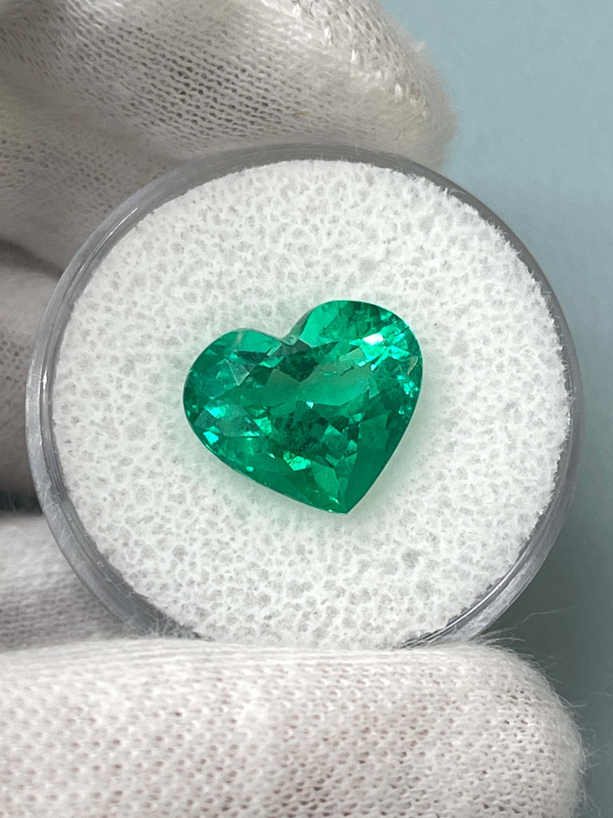 4.92 Carat 11x13mm AAA+ Vivid Green Natural Colombian Loose Emerald Heart Cut Gemstone for Jewelry Making & Engagement Rings