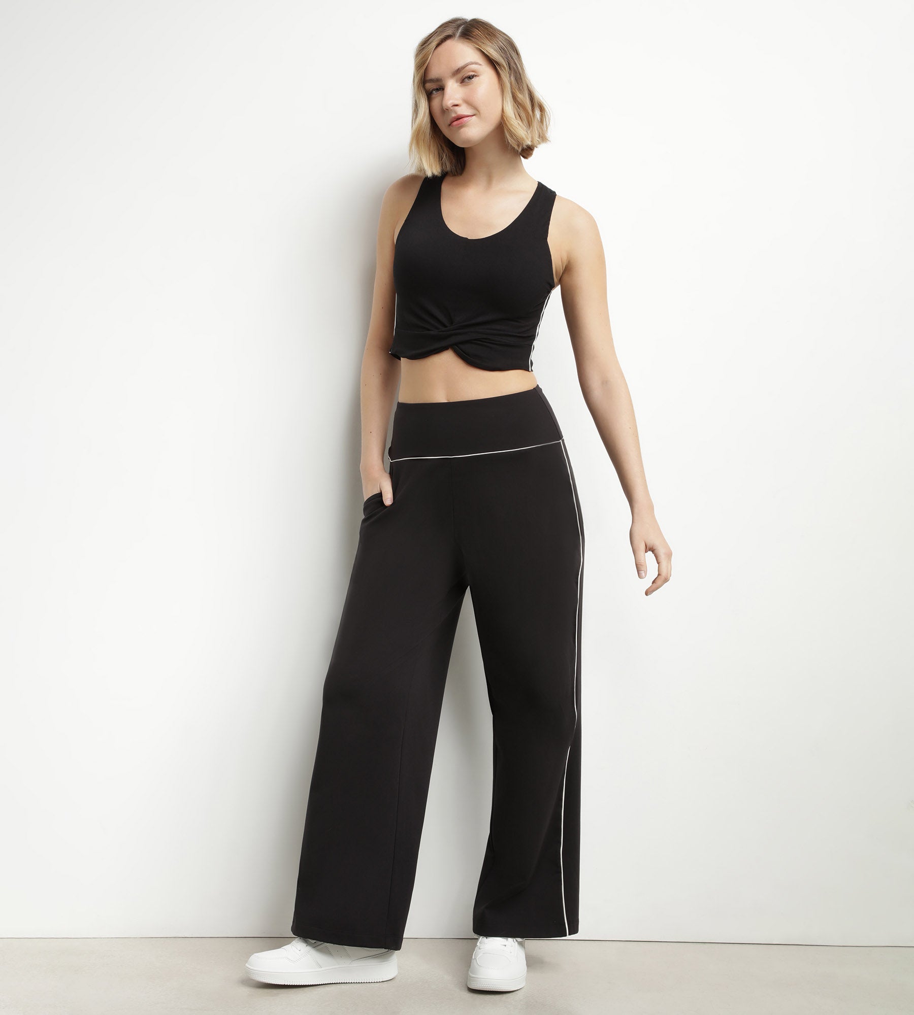Black Viscose Sports Tank Top for Women with Built-in Bra - Perfect for Yoga, Running & Gym Workouts