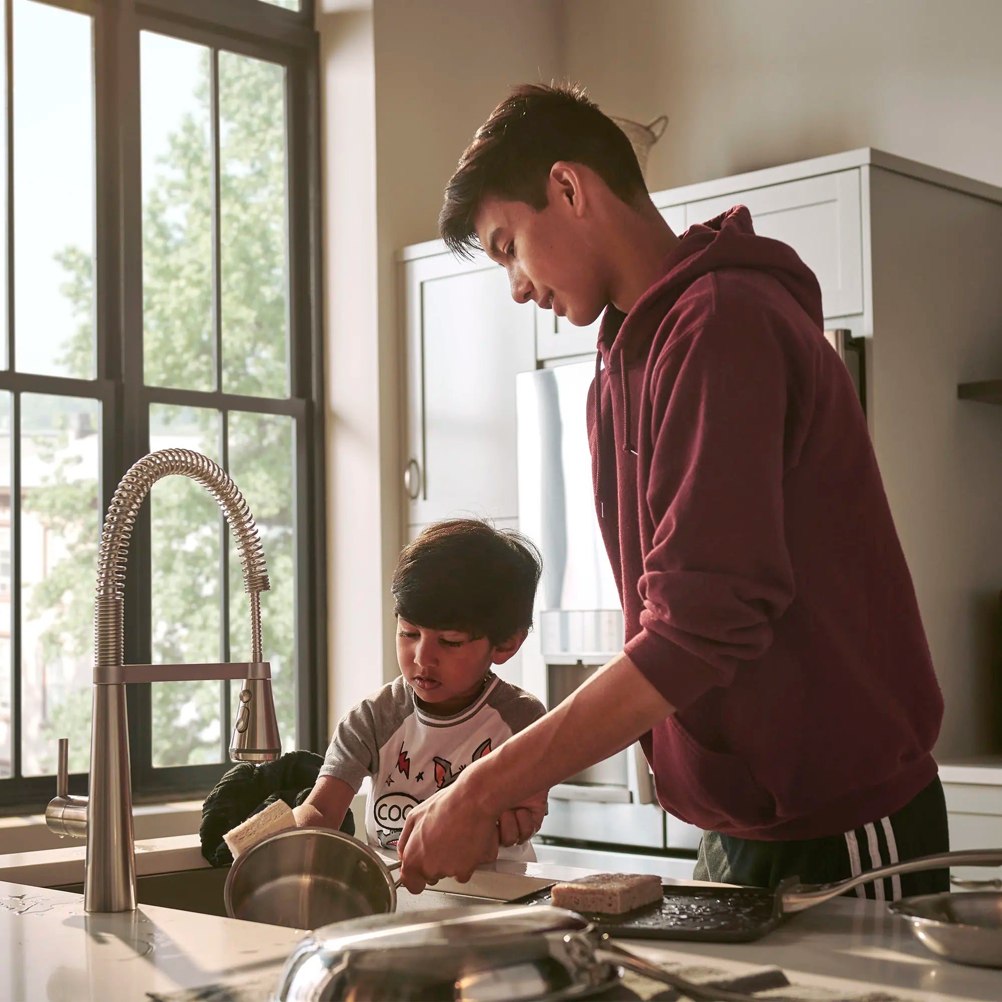 Edgewater® Single Handle Semi Pro Multi Spray Kitchen Faucet - 1.5 GPM/5.7 LPM - High Arc Pull Down Sprayer for Modern Kitchens, Dishwashing & Food Prep
