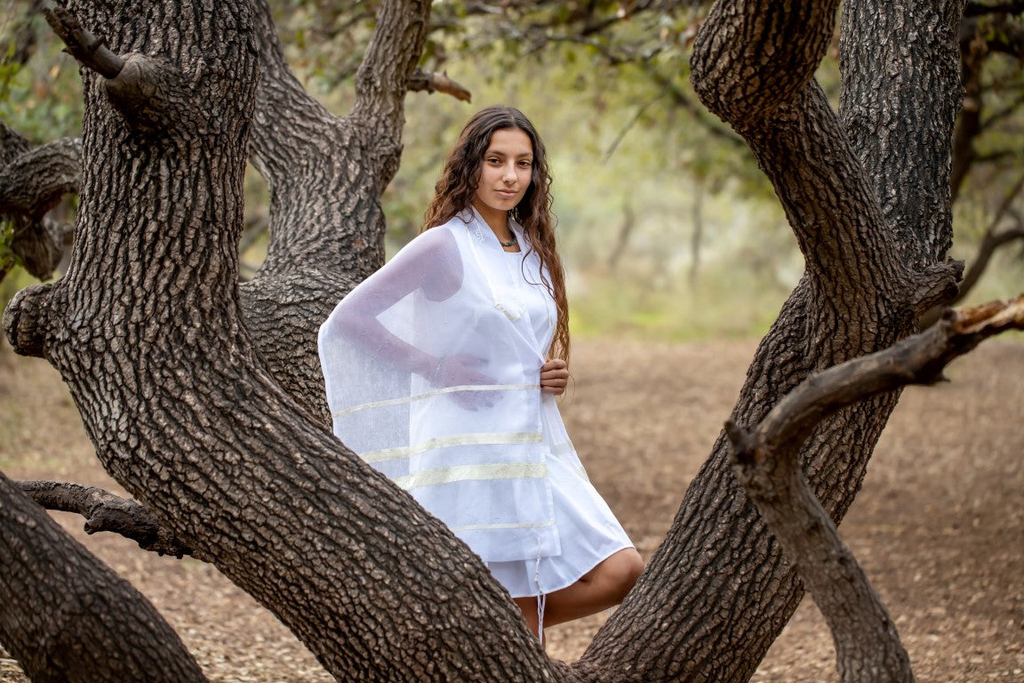 Elegant Cream Paisley Tallit Shawl for Women & Girls - Perfect for Bat Mitzvah, Synagogue Services & Jewish Ceremonies - Soft Prayer Shawl for Religious Occasions & Special Events