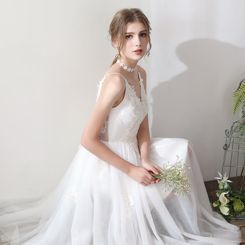 Elegant Ballet Spaghetti Straps V-Neck Lace Applique Tulle Short Wedding Dress for Bride - Perfect for Beach Weddings, Garden Parties & Romantic Photoshoots