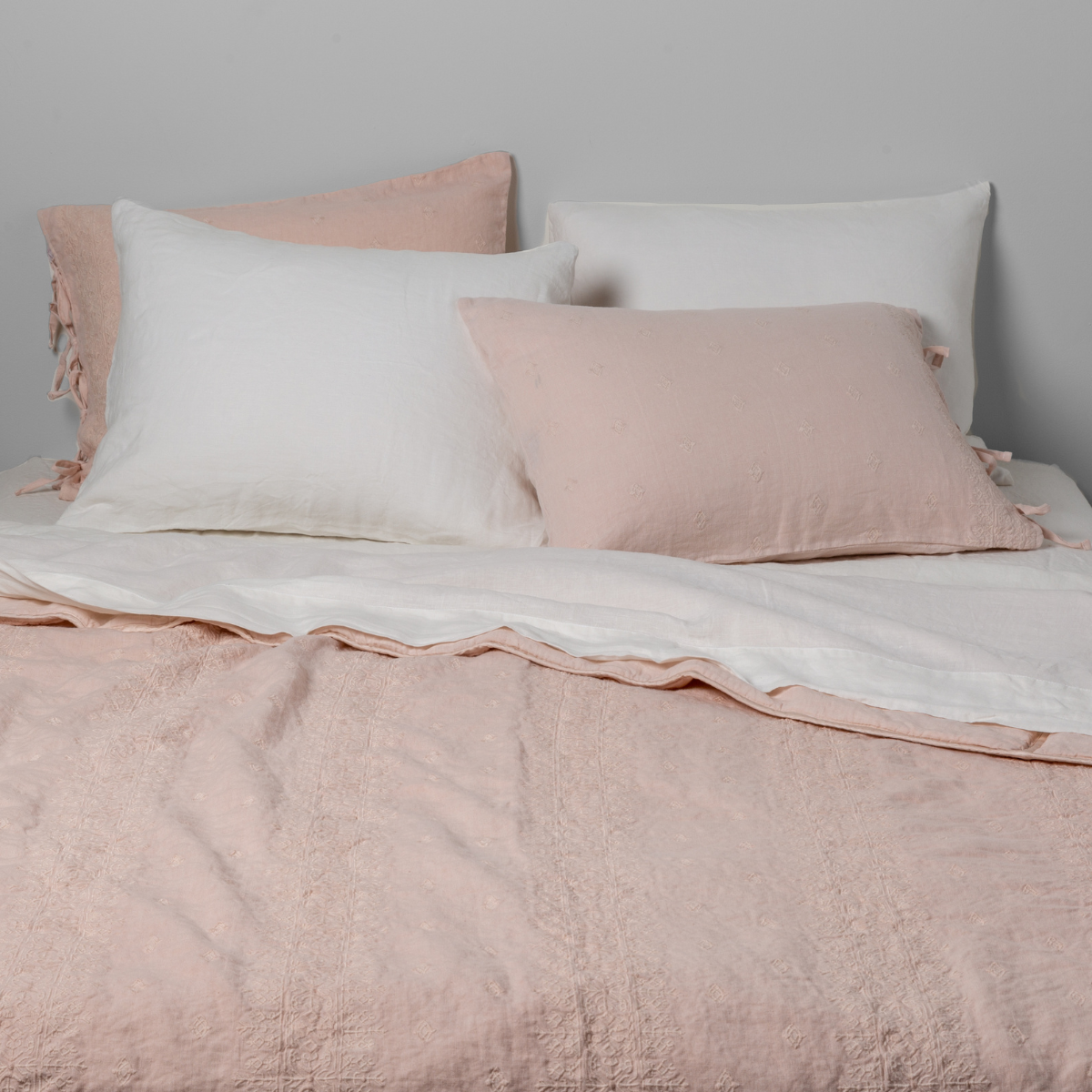 Soft and Cozy Ines Bedspread - Queen Size Luxury Bed Cover for Home Decor - Perfect for Master Bedroom, Guest Room & Airbnb Styling