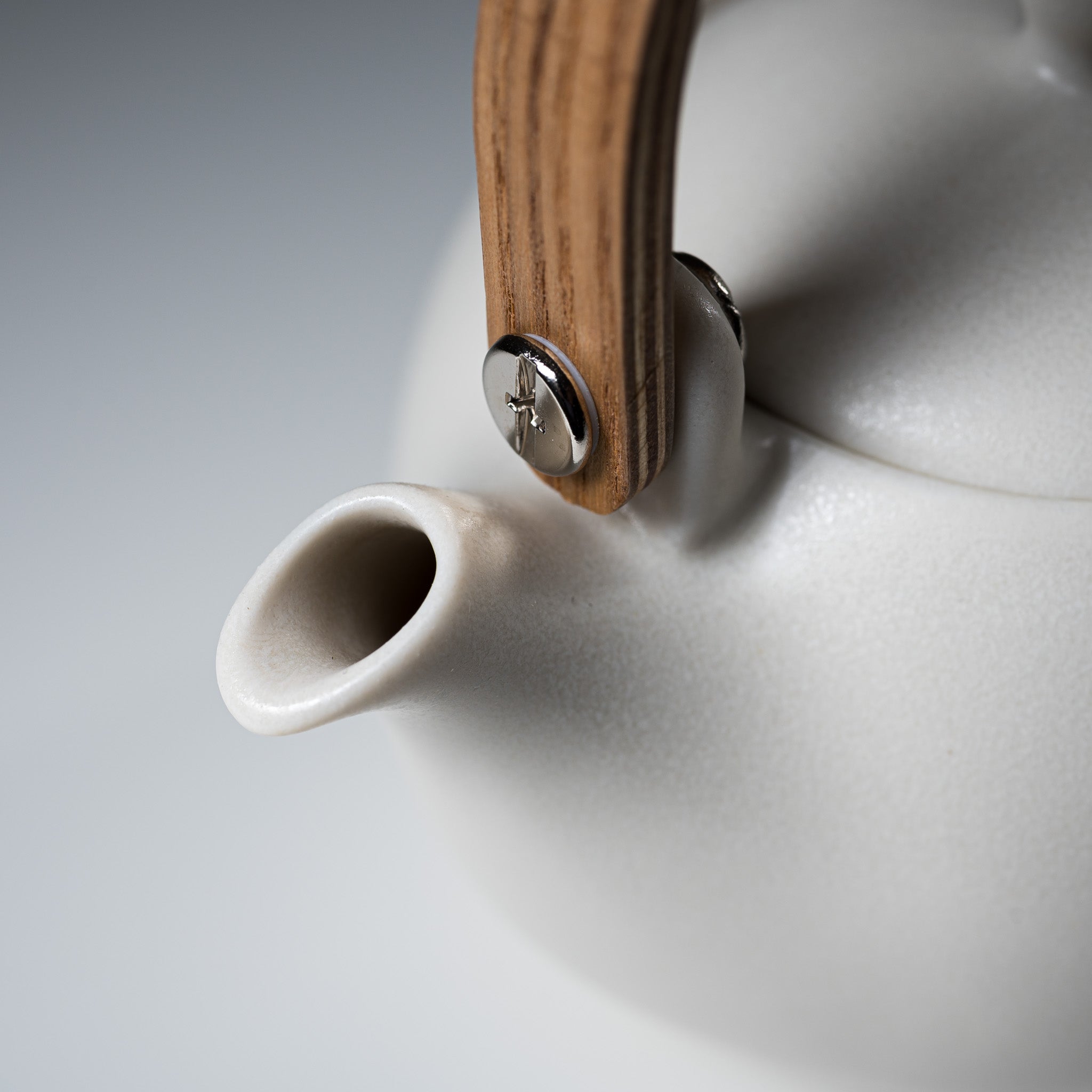 Premium Yui Wooden Handle Teapot - 330ml White Ceramic Japanese Tea Pot for Green Tea, Herbal Tea & Matcha | Perfect for Home, Office & Tea Ceremonies