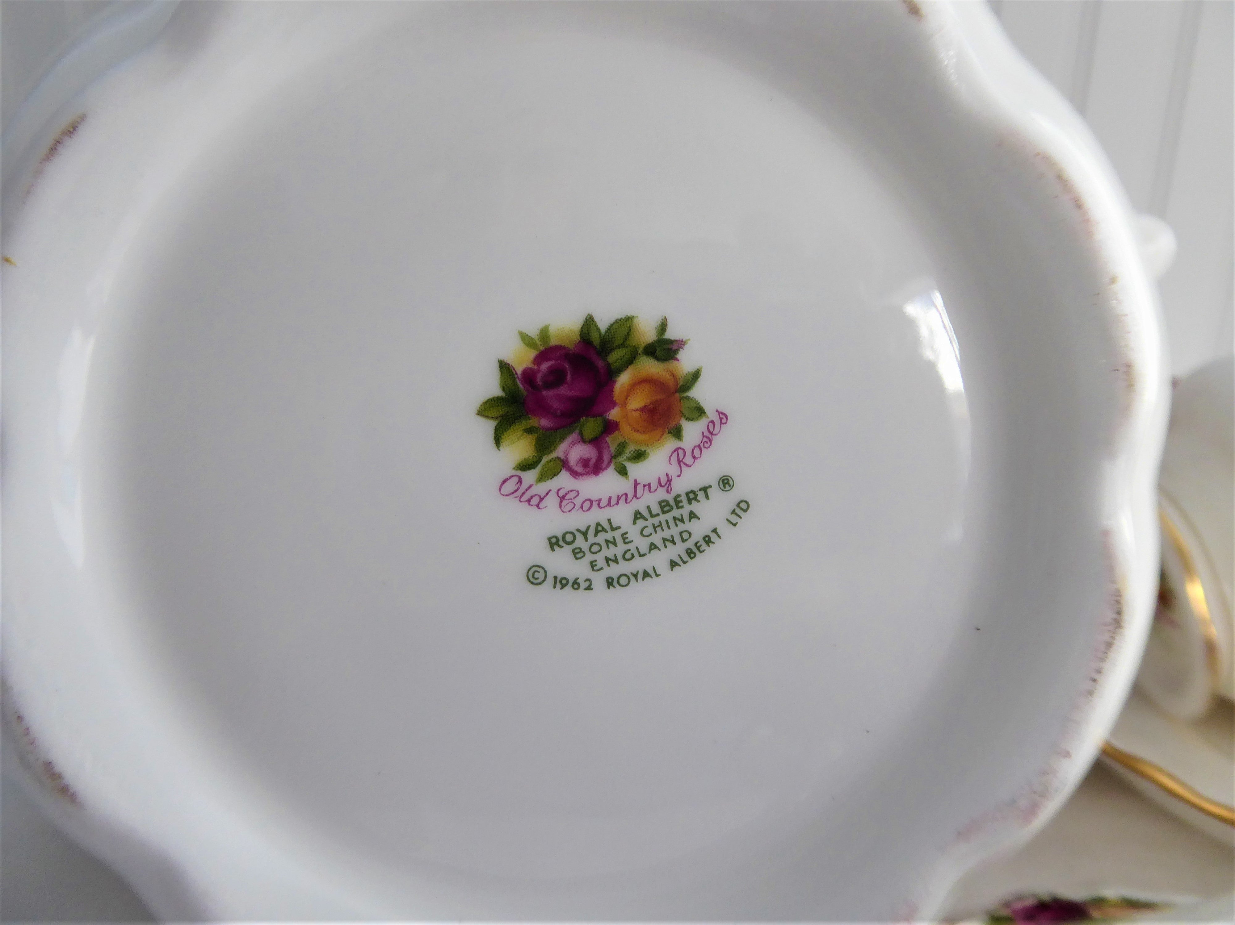 Royal Albert Old Country Roses Teapot 26oz - English Bone China Teapot (1974-1992) | Perfect for Afternoon Tea, Bridal Showers & Vintage Collectors