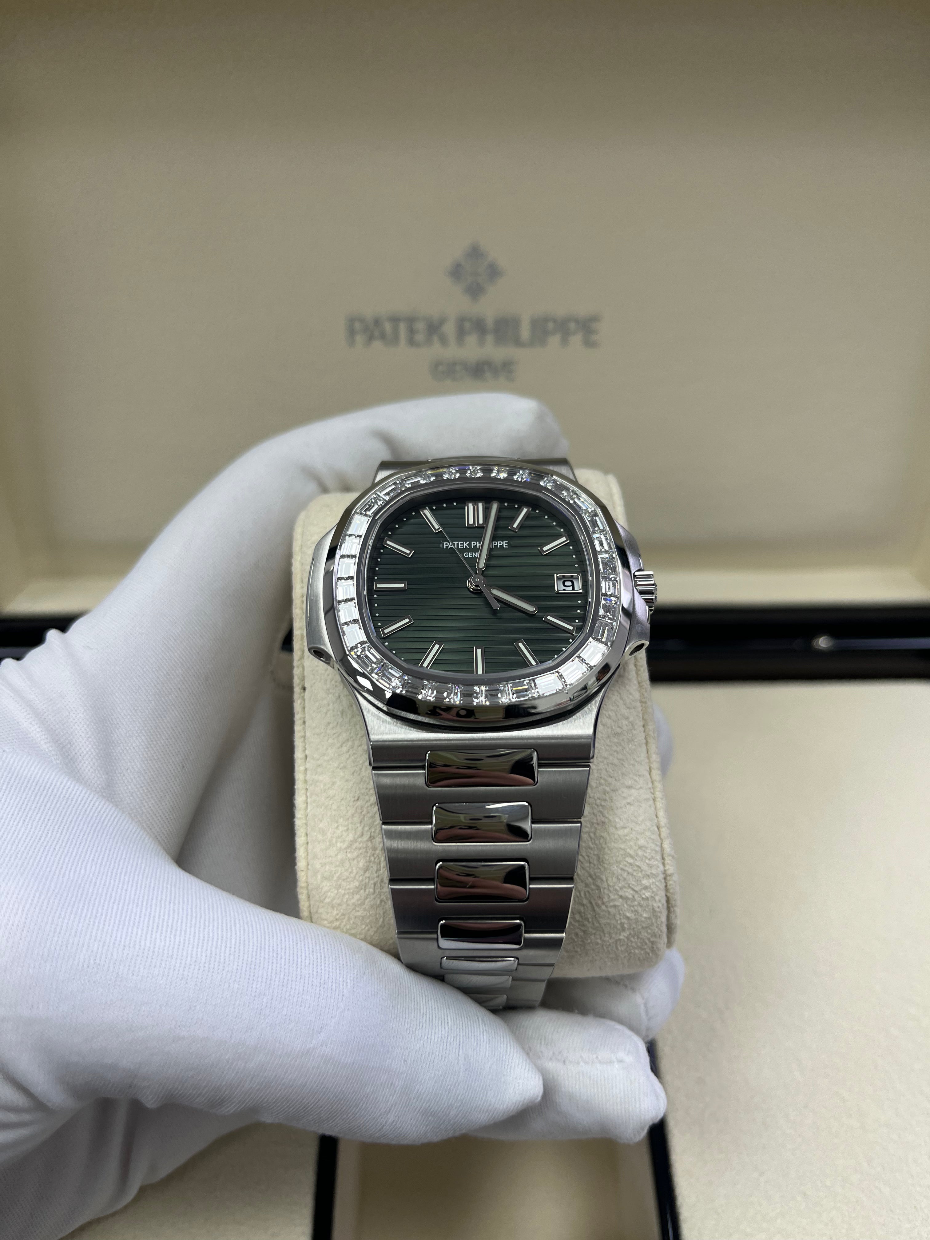 Patek Philippe Nautilus 5711/1300A-001 Luxury Watch with Green Dial - Perfect for Business Meetings & Formal Events