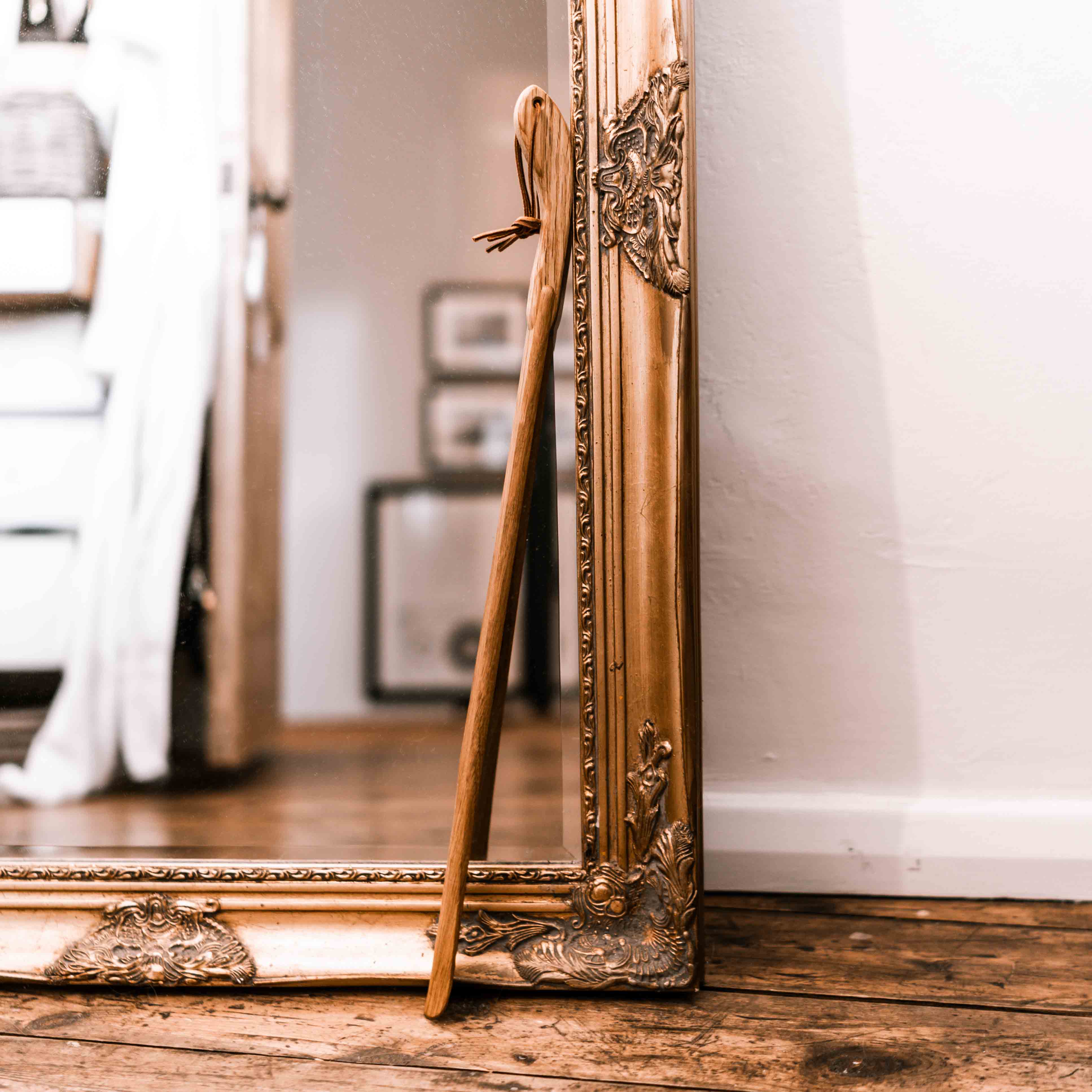 Premium 63cm Oiled Oak Shoehorn - Durable & Comfortable Shoe Helper for Easy Slip-On, Perfect for Seniors & People with Mobility Issues