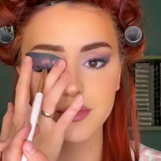 Eyetour Eyeshadow Stencil Tool - Professional Eyeshadow Assistant for Perfect Eye Makeup | Easy to Use Makeup Stencils for Beginners (1pc) | Great for Daily Makeup, Party Looks & Cosplay