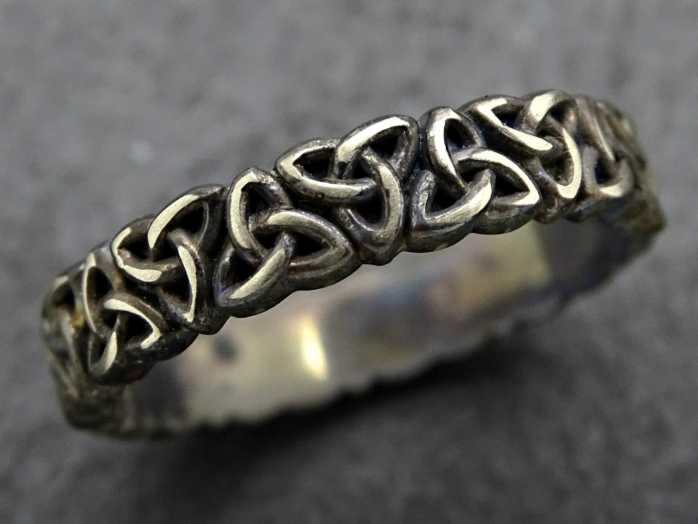 Viking Knot Ring - White Gold & Black Gold Trinity Knot Celtic Eternity Ring - Unique Men's Wedding Band - Perfect Gift for Him - Ideal for Viking-Themed Weddings, Anniversary Gifts & Norse Jewelry Collections