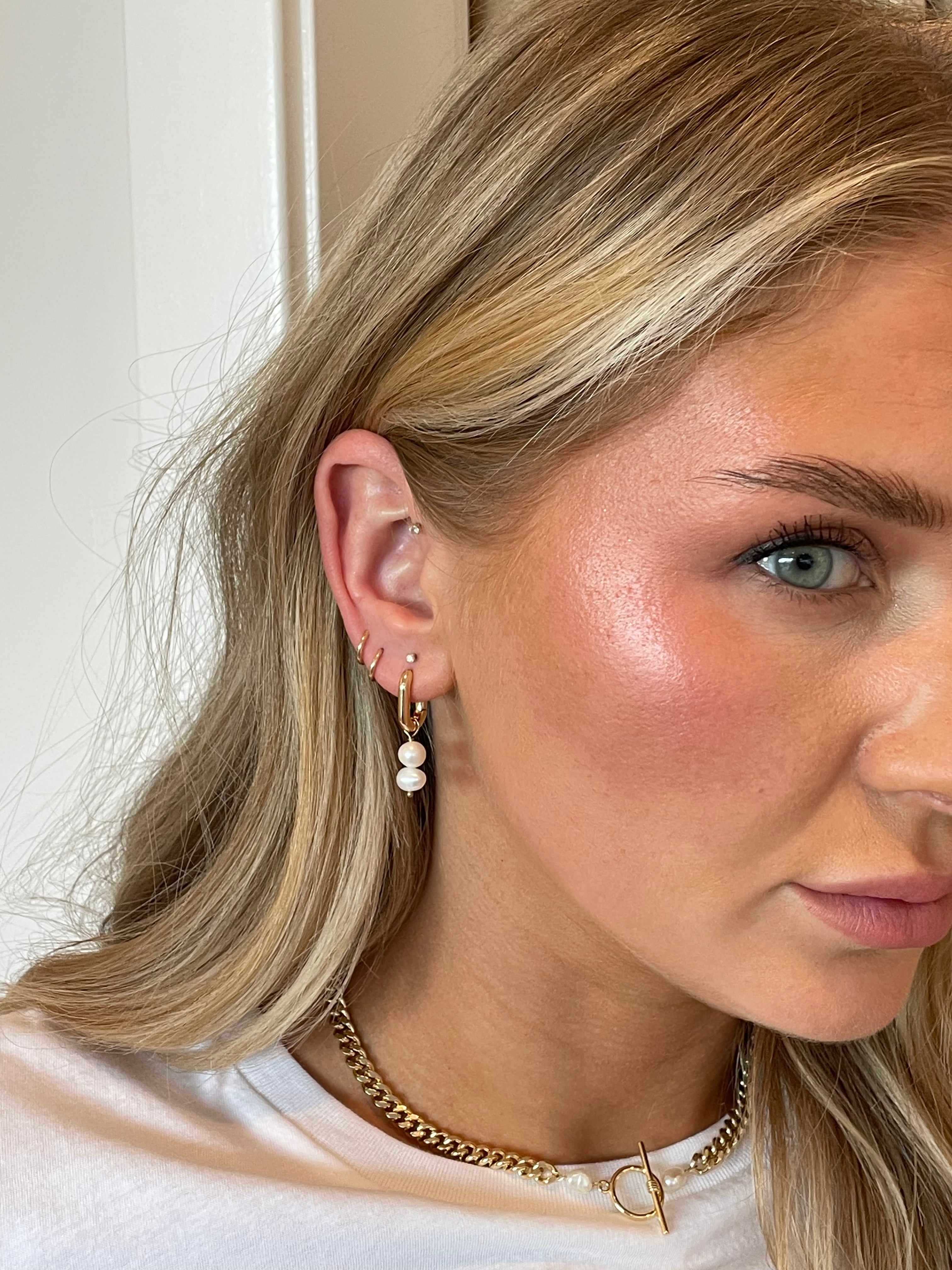 Wholesale Remi Double Pearl Hoop Earrings - Elegant Fashion Jewelry for Women, Perfect for Parties, Weddings & Everyday Wear