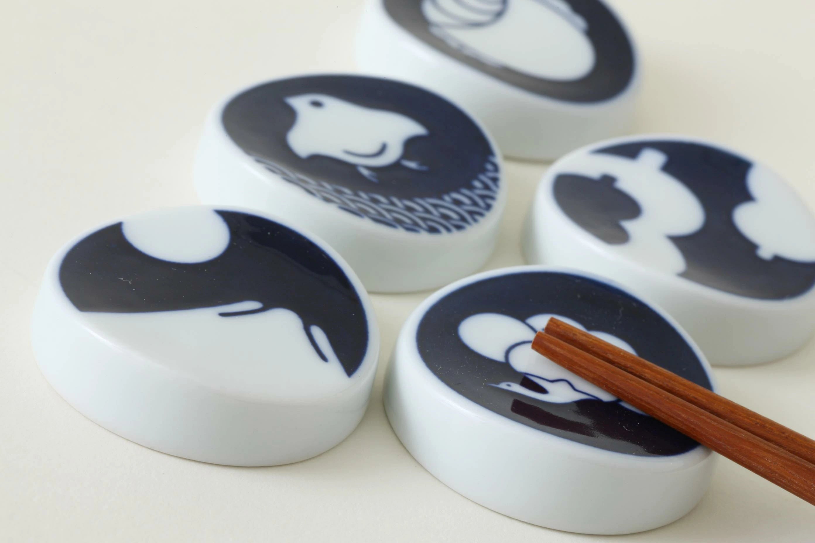 Premium Hasami Yaki Ceramic Chopstick Rests - Set of 5 Traditional Japanese Pattern Chopstick Holders - Elegant Tableware for Sushi, Asian Dining & Home Decor