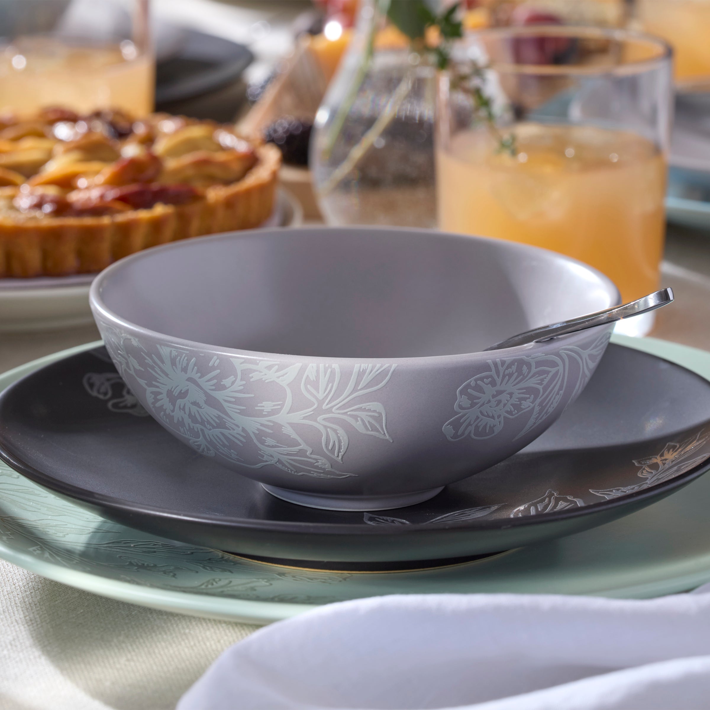 Roseto Pumice 12-Piece Stoneware Dinnerware Set - Elegant Porcelain Plates, Bowls & Mugs for Everyday Dining, Entertaining & Restaurant Use