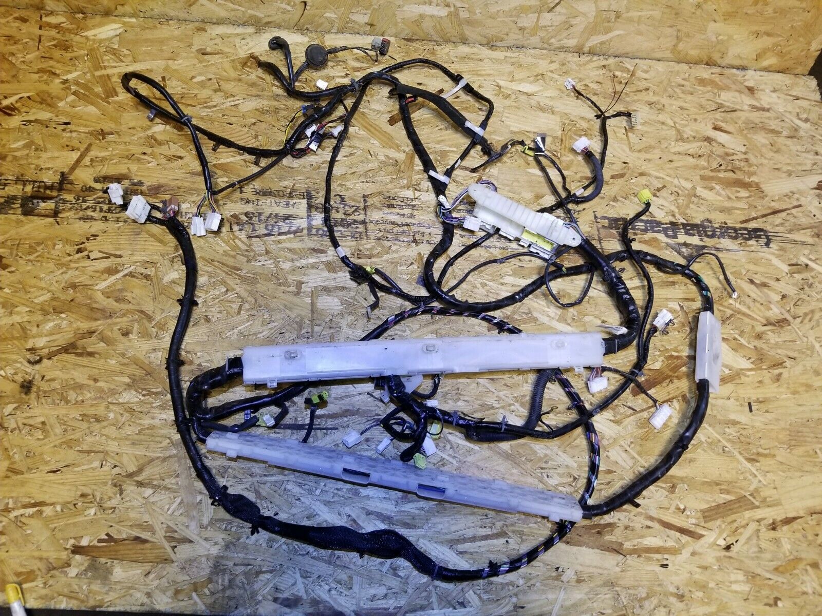 04-07 Infiniti QX56 Right Passenger Side Interior Wire Harness OEM Replacement - Perfect for Car Electrical Repairs & DIY Installations
