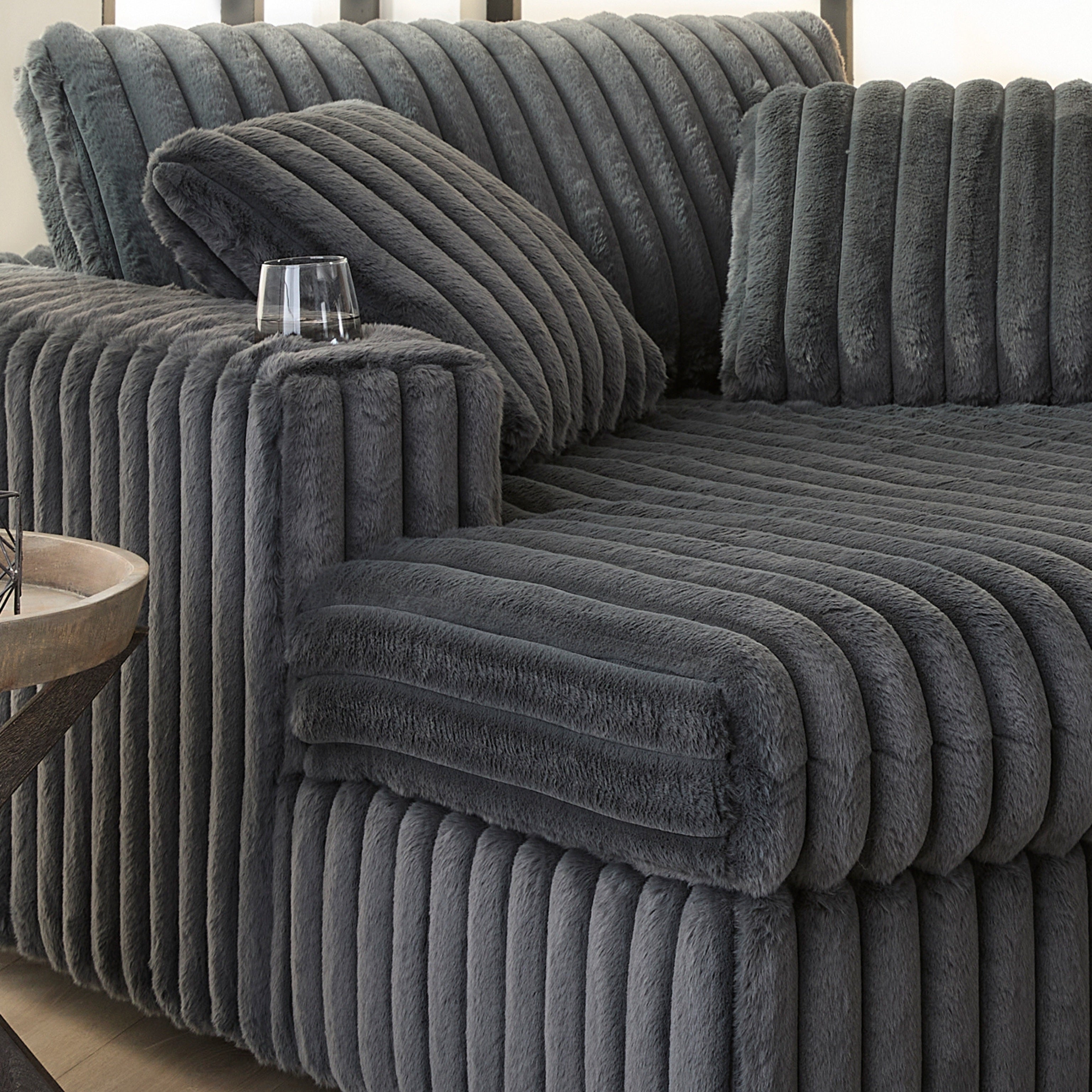Roundhill Furniture Belvoir Oversized Cuddle Chaise with Cup Holders - Plush Comfort for Living Rooms, Bedrooms & Home Theaters - Perfect for Lounging, Relaxing and Movie Nights