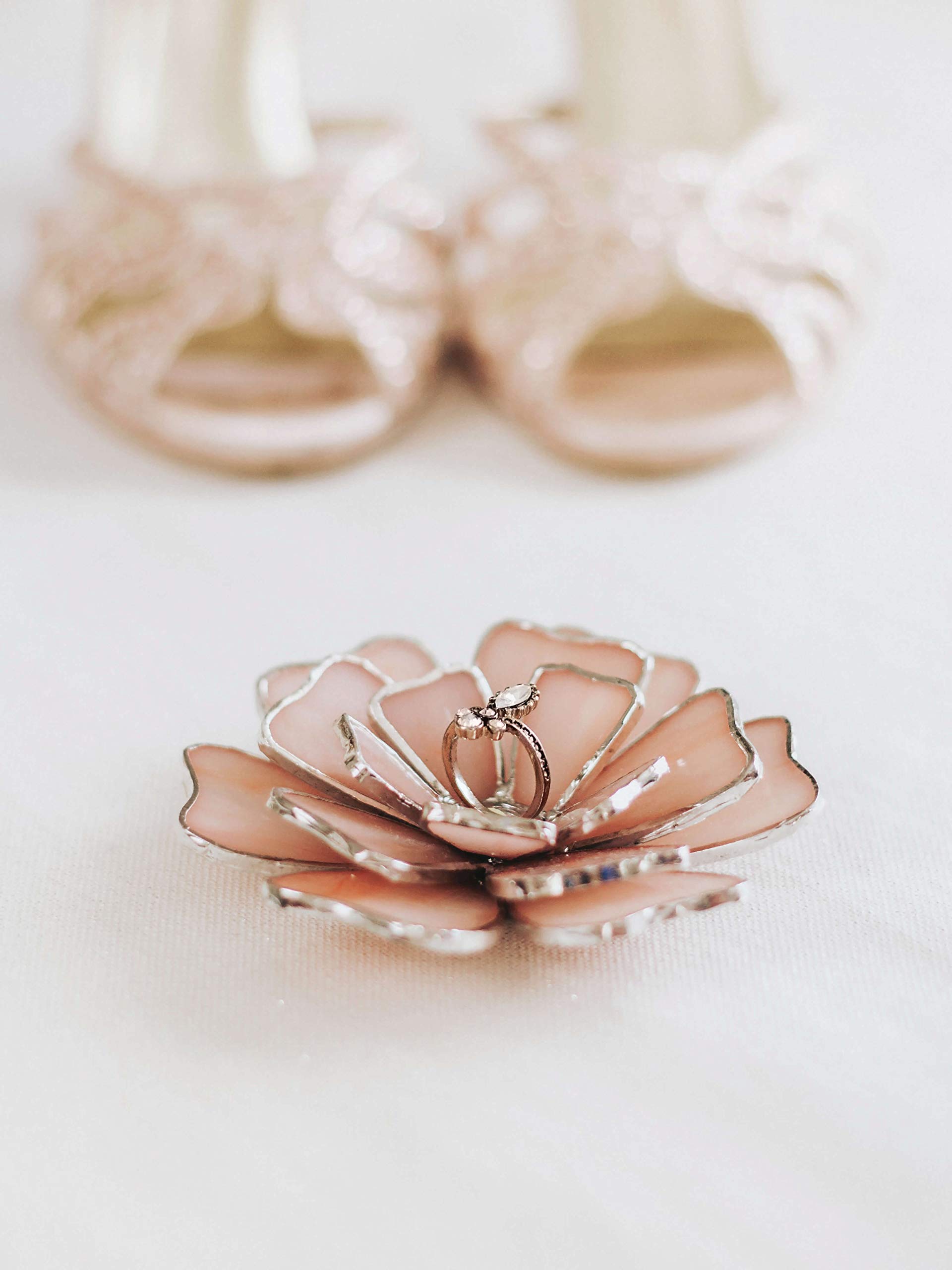 Opalescent Glass Flower Ring Holder - Elegant Wedding Ring Dish for Bride & Bridesmaids | Perfect Valentines Day Gift for Her, Engagement Ring Keeper & Flower Girl Gift in Dusty Rose | Ideal for Home Decor, Jewelry Storage & Special Occasions