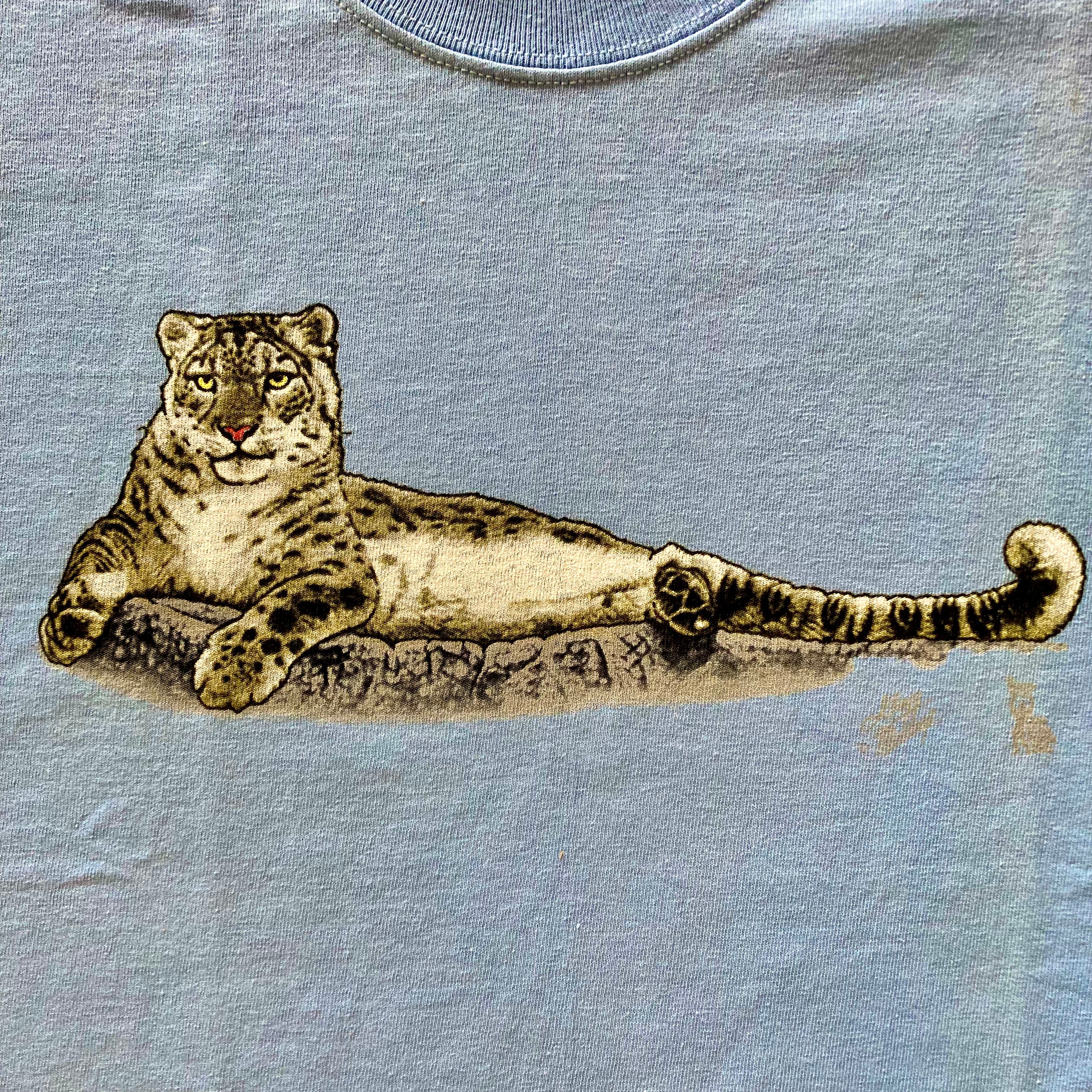 Snow Leopard Print T-Shirt for Men & Women - Stylish Animal Graphic Tee for Casual Wear, Outdoor Adventures & Wildlife Enthusiasts