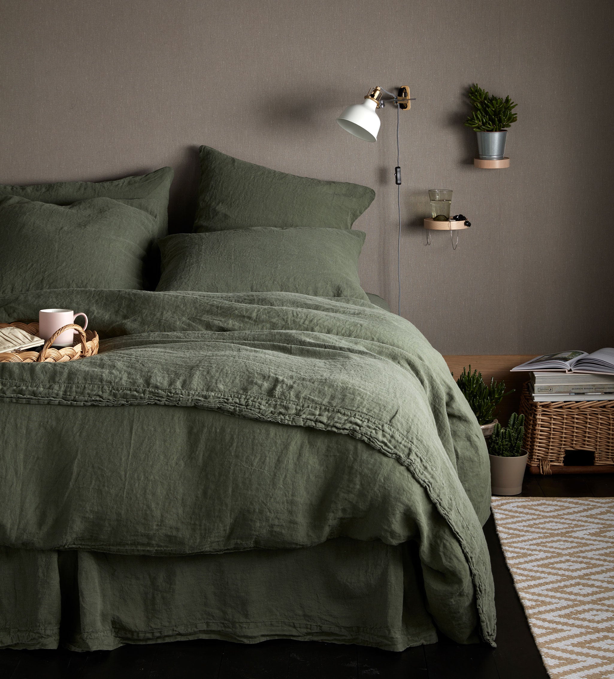 Premium 100% Linen Fitted Sheet - Olive Green - Breathable & Hypoallergenic Queen Size Bed Sheet for Comfortable Sleep - Perfect for Bedroom, Guest Room & Vacation Homes