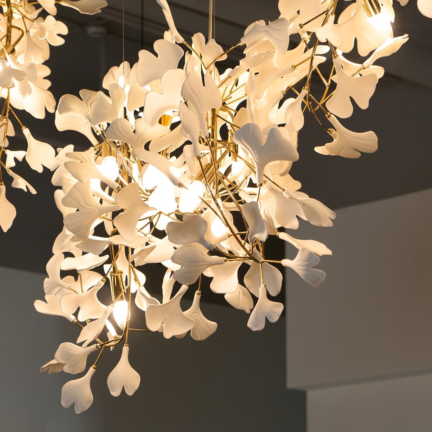 Ginkgo Leaf Chandelier - Elegant Modern Ceiling Light Fixture for Dining Room, Living Room, Bedroom Decoration - Perfect for Home, Hotel, Restaurant Lighting