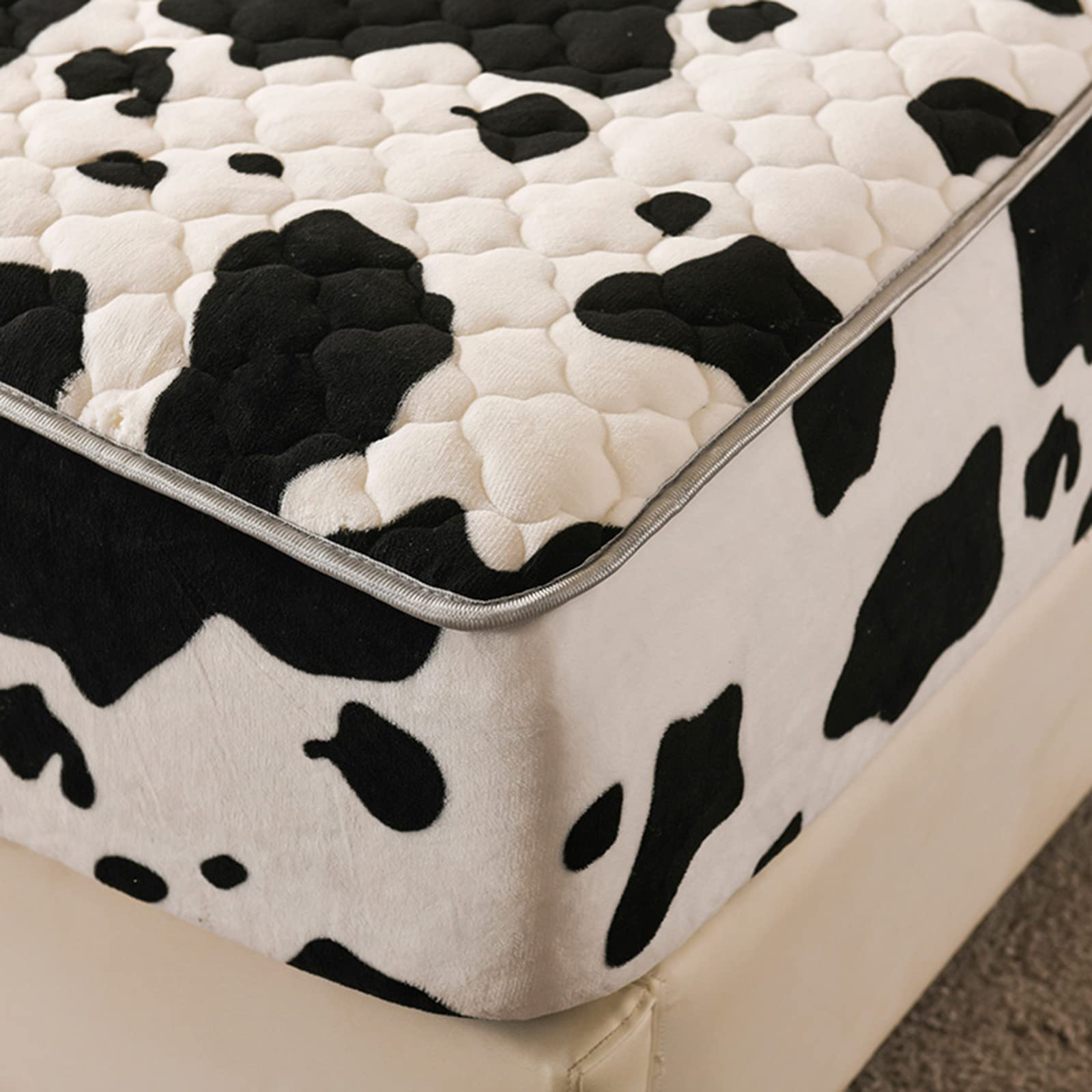 Pangzi Cow Print Flannel Fitted Sheet - Velvet Plush Soft Heavyweight Non-Slip Mattress Protector Cover for Queen Size Bed - Perfect for Winter Warmth and Farmhouse Style Bedroom Decor