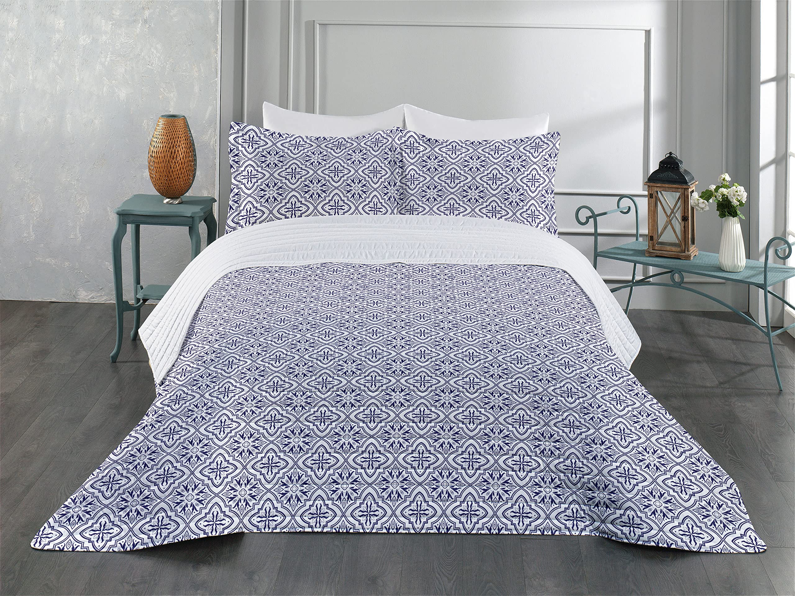 Ambesonne Delft Microfiber Bedspread Set - King Size Blue and White Dutch Tile Pattern Bedding with Comforter & Pillow Shams | Soft Victorian-Inspired Bedroom Decor for Master Bedroom, Guest Room or Dorm
