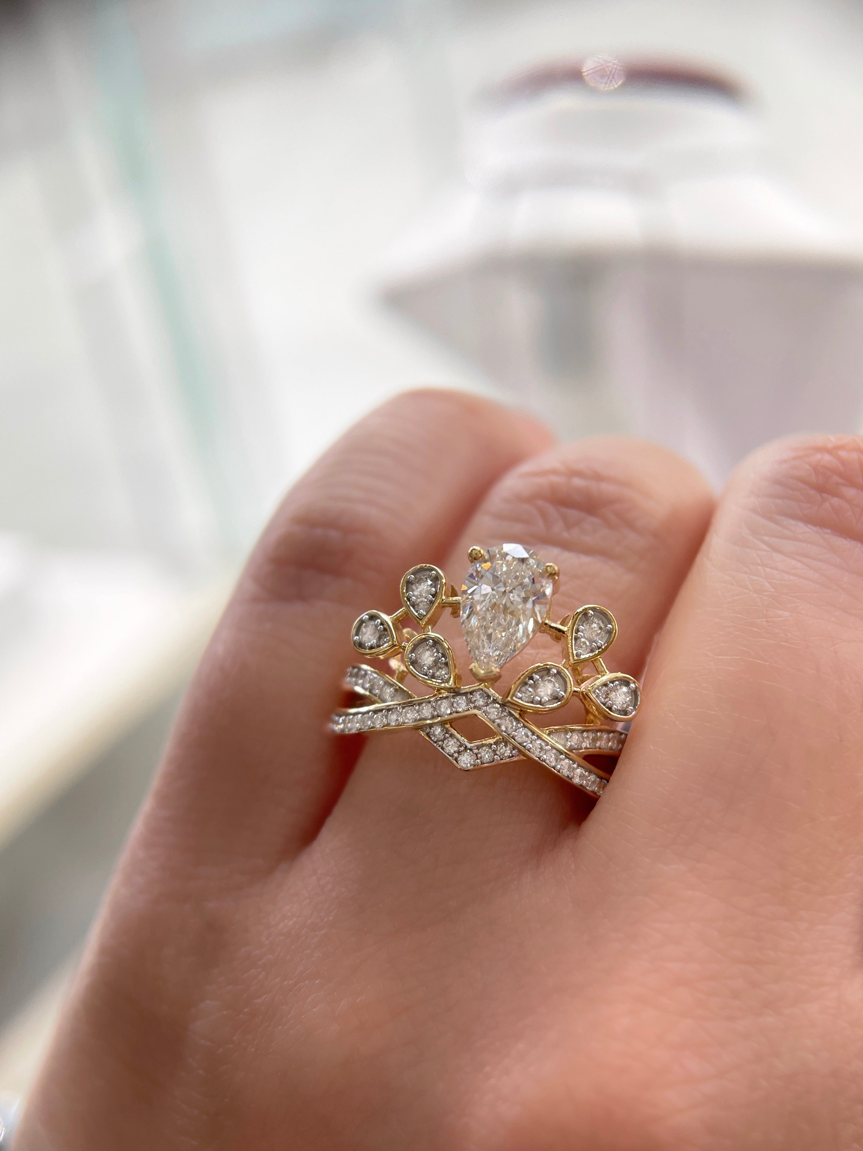 1 Carat Pear Cut Lab-Created Diamond Ring in 18K Yellow Gold - Elegant Engagement, Wedding, or Anniversary Jewelry Gift