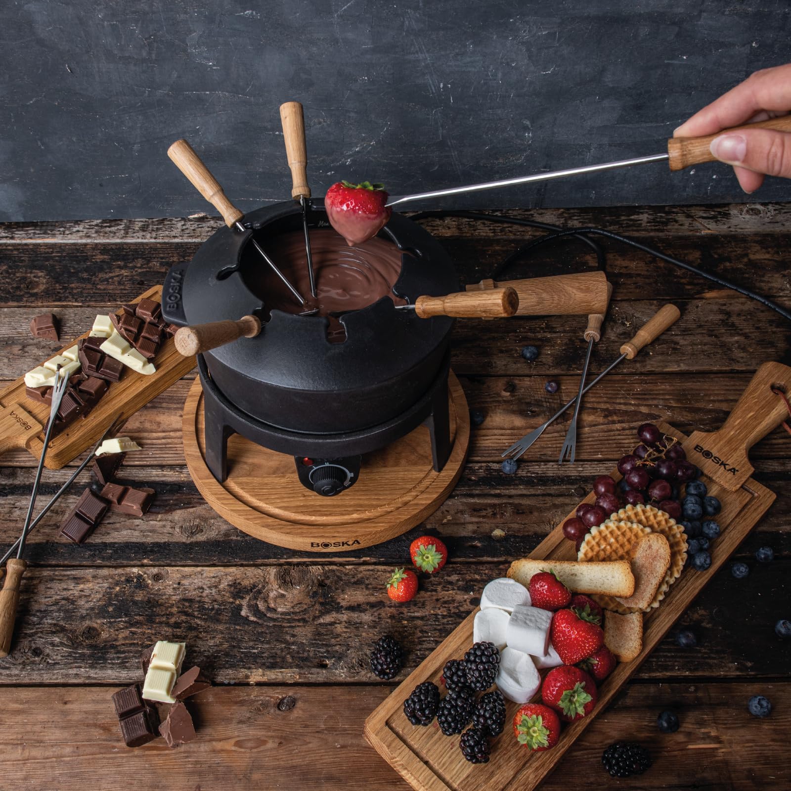 BOSKA Electric Fondue Set Pro - 8-Person Cast Iron Fondue Pot for Cheese, Chocolate & Broth - Premium Quality with Splash Guard & Extra-Long Cord - Perfect for Parties, Family Gatherings & Romantic Dinners (Black)