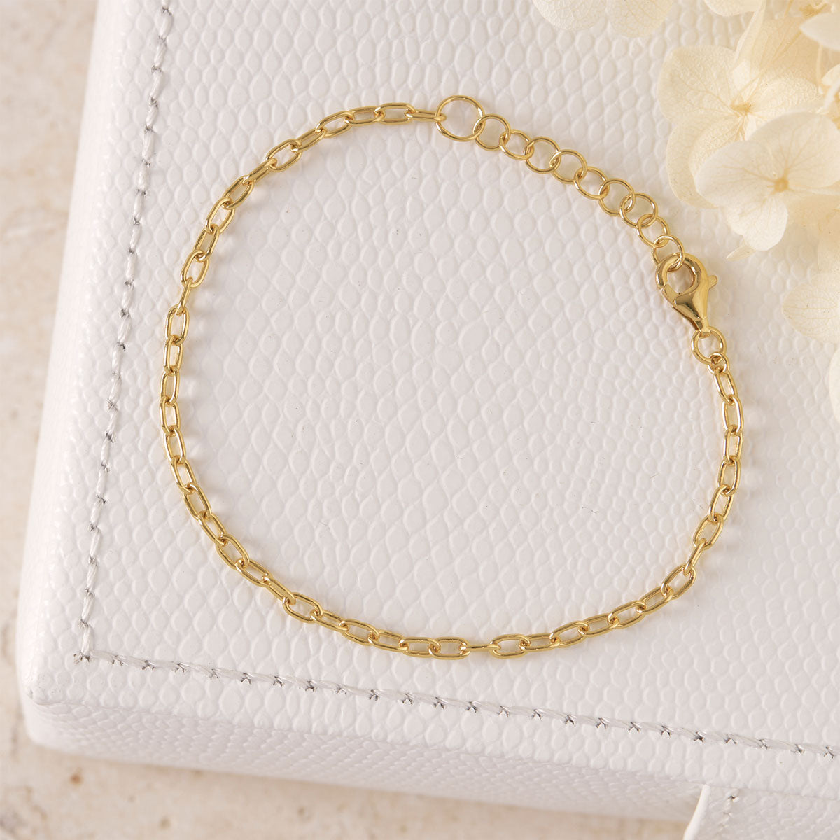 Elegant Gold Paperclip Bracelet for Women - Minimalist Stackable Jewelry for Everyday Wear & Gifting