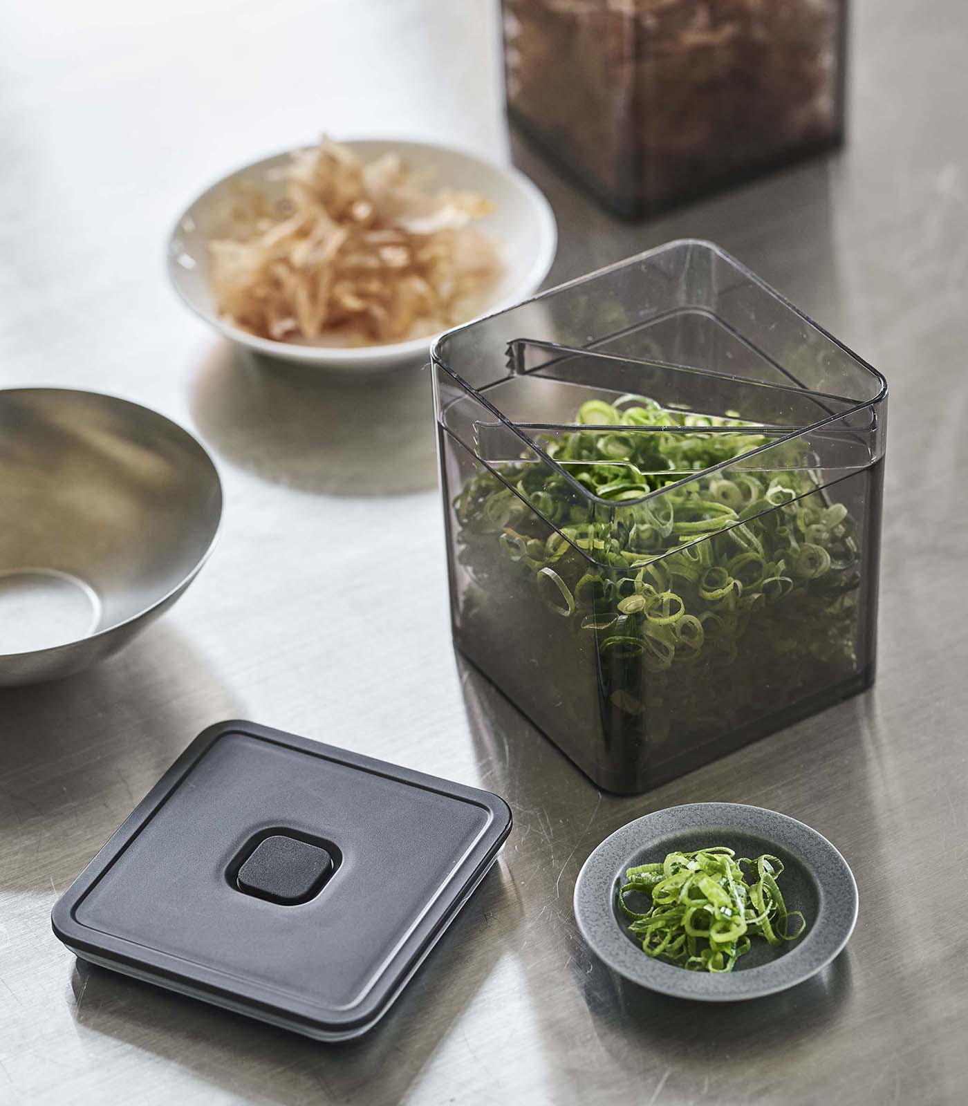 Vacuum Sealing Food Storage Containers with Tongs - Airtight Kitchen Organizers for Meal Prep, Leftovers & Sous Vide - Perfect for Home, Camping & Office Use