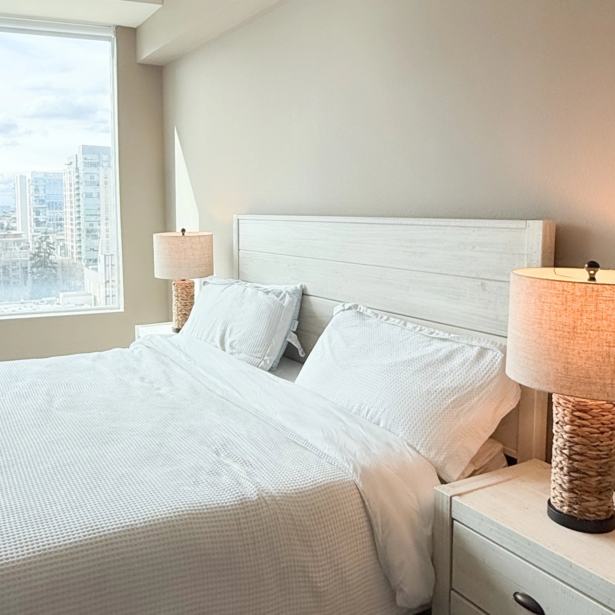 Montauk 5-Piece Bedroom Set - Queen Size Bed, Dresser, Nightstands & Mirror - Modern Farmhouse Furniture for Cozy Home Decor