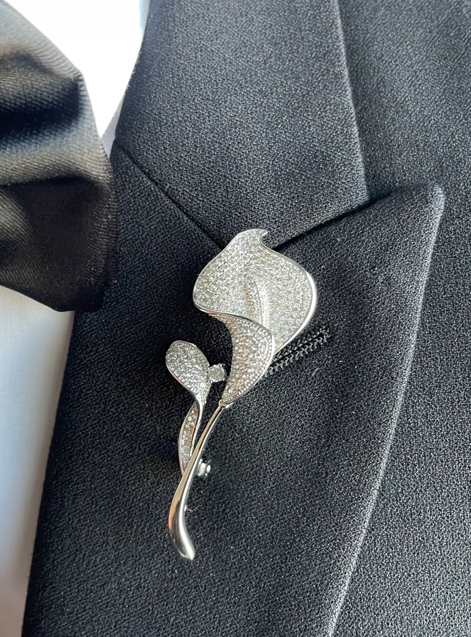 Custom Lily Flower Lapel Pin - Elegant Floral Brooch for Women & Men - Perfect for Suits, Jackets, Hats & Gifts