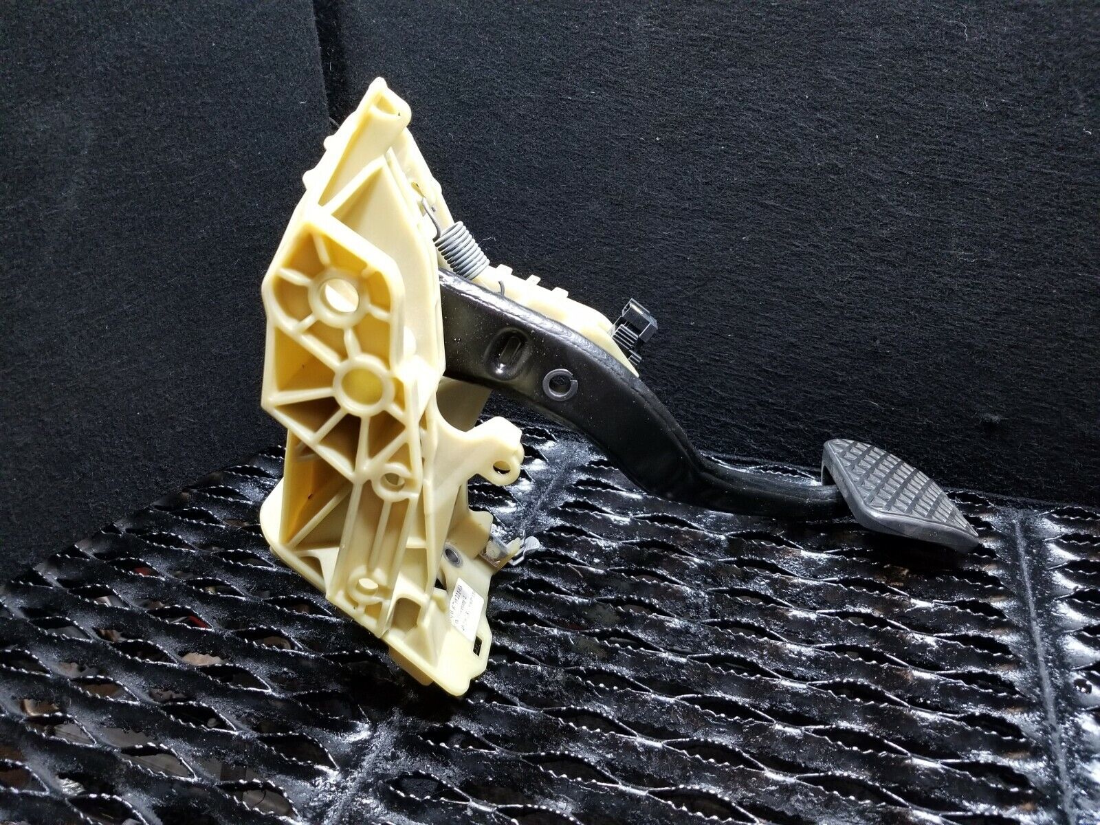 2006-2010 BMW 650i E63 Genuine OEM Brake Pedal - Perfect Fit Replacement for Performance Driving & Daily Commutes