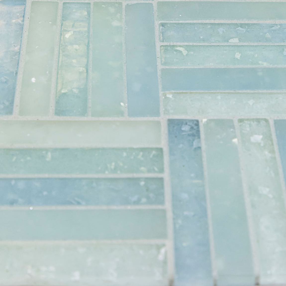 Fluid Stacked Glass Tile C Blend - Elegant Mosaic for Kitchen Backsplash & Bathroom Walls