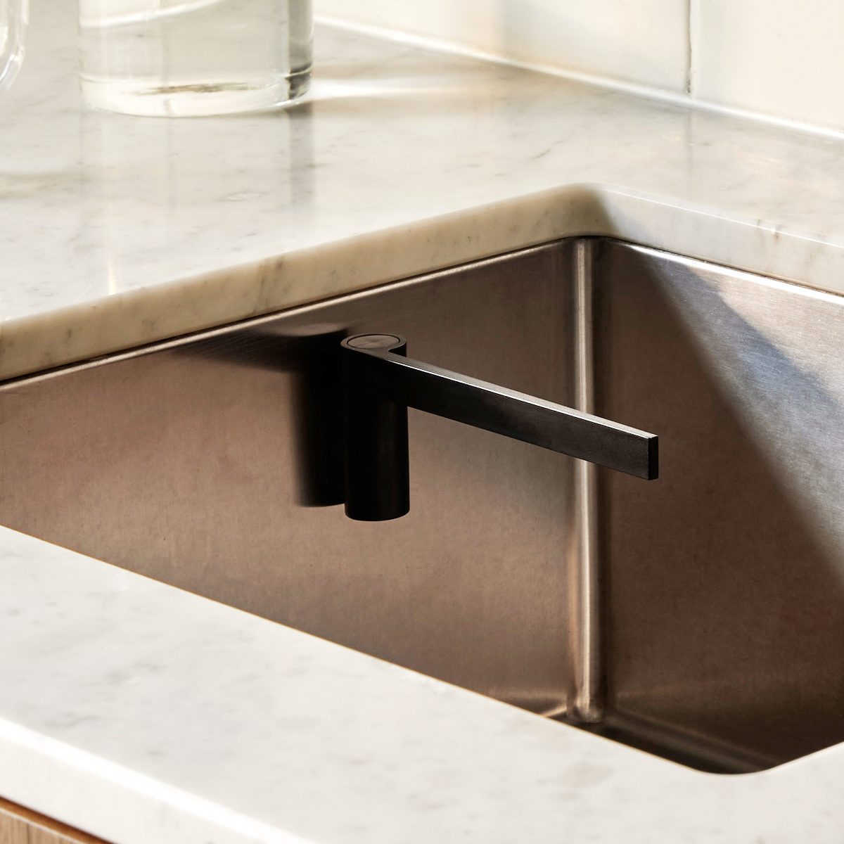 Magisso Magnetic Sink Cloth Holder - Black | Strong Adhesive & Durable Kitchen Organizer for Sponges & Dishcloths | Perfect for Sink, Countertop & Bathroom Organization