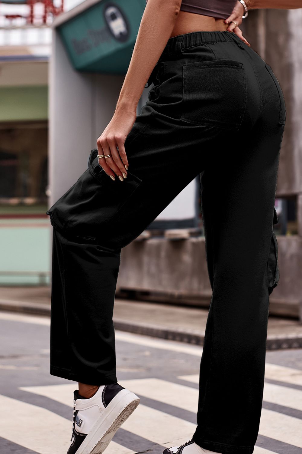 Stylish Buttoned Knee Pockets Loose Fit Jeans for Women - Comfortable Casual Denim Pants for Everyday Wear, Street Style & Outfits