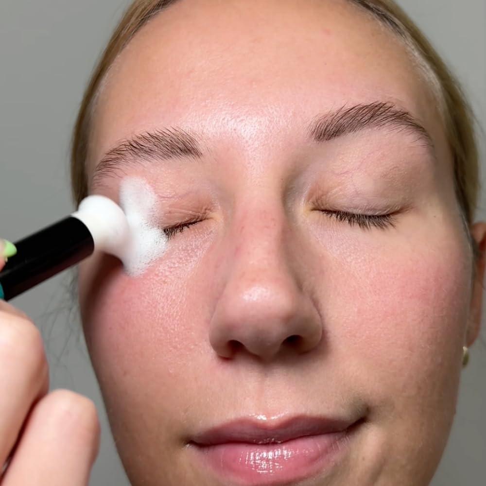 **We Love Eyes Eyelid Margin Cleansing Brush – Gentle Eyelid Hygiene Brush for Daily Lash Extension Care – Perfect for Removing Dirt & Debris – Ideal for Sensitive Eyes & Eyelid Health Maintenance**    *(Use Case: Helps prevent irritation, promotes clean eyelid margins, and enhances lash extension longevity for a refreshed, healthy look.)*