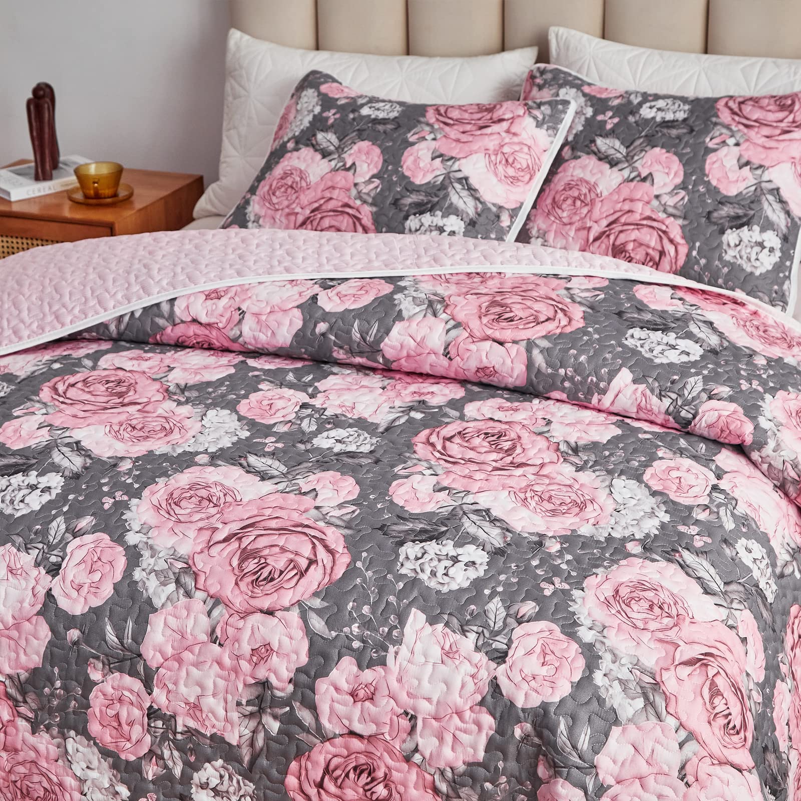 3-Piece Grey and Pink Floral Quilt Bedding Set - King Size Soft Microfiber Lightweight Reversible Coverlet with 2 Shams for All Seasons | Perfect for Master Bedroom, Guest Room, and Cozy Home Decor