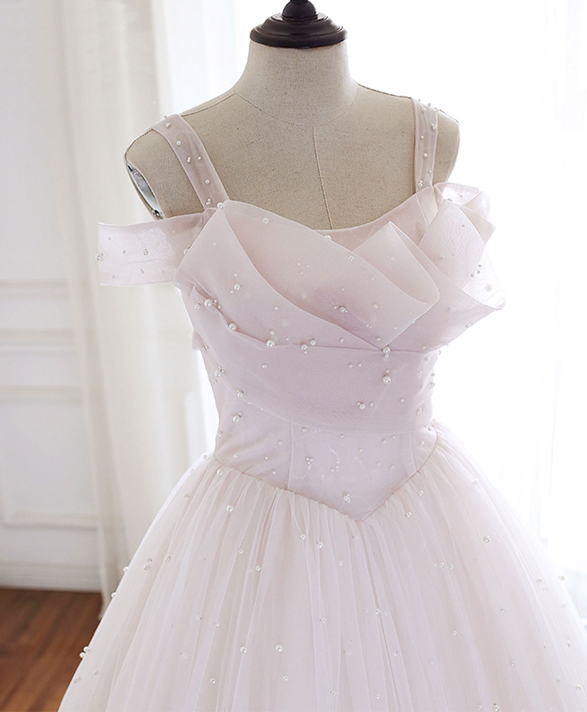 Elegant Light Pink Tulle Long Prom Dress for Women - Formal Graduation Gown with Flowy Skirt - Perfect for Prom Night, Homecoming, and Special Occasions