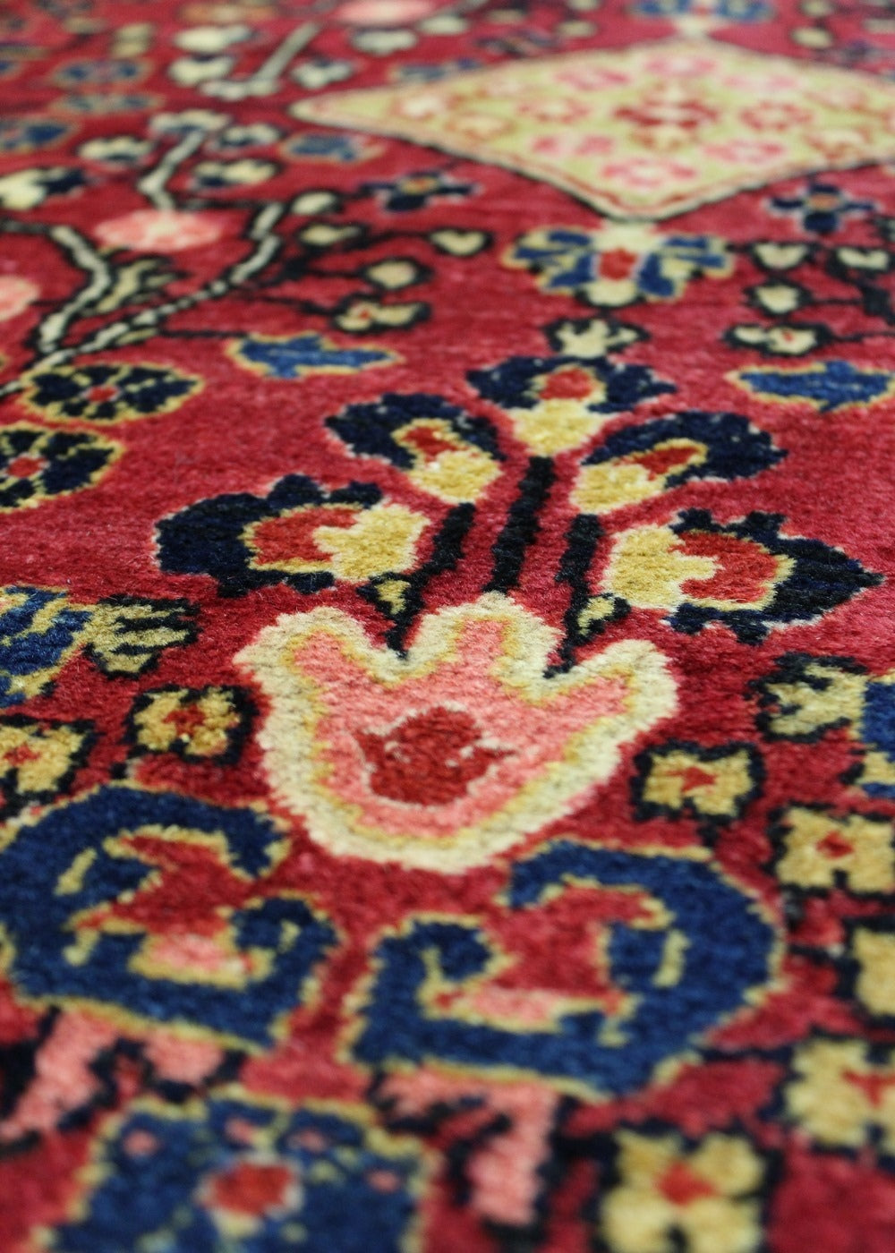 Antique Sarouk Handwoven Traditional Persian Rug - J69305 - Perfect for Living Room, Bedroom & Home Decor