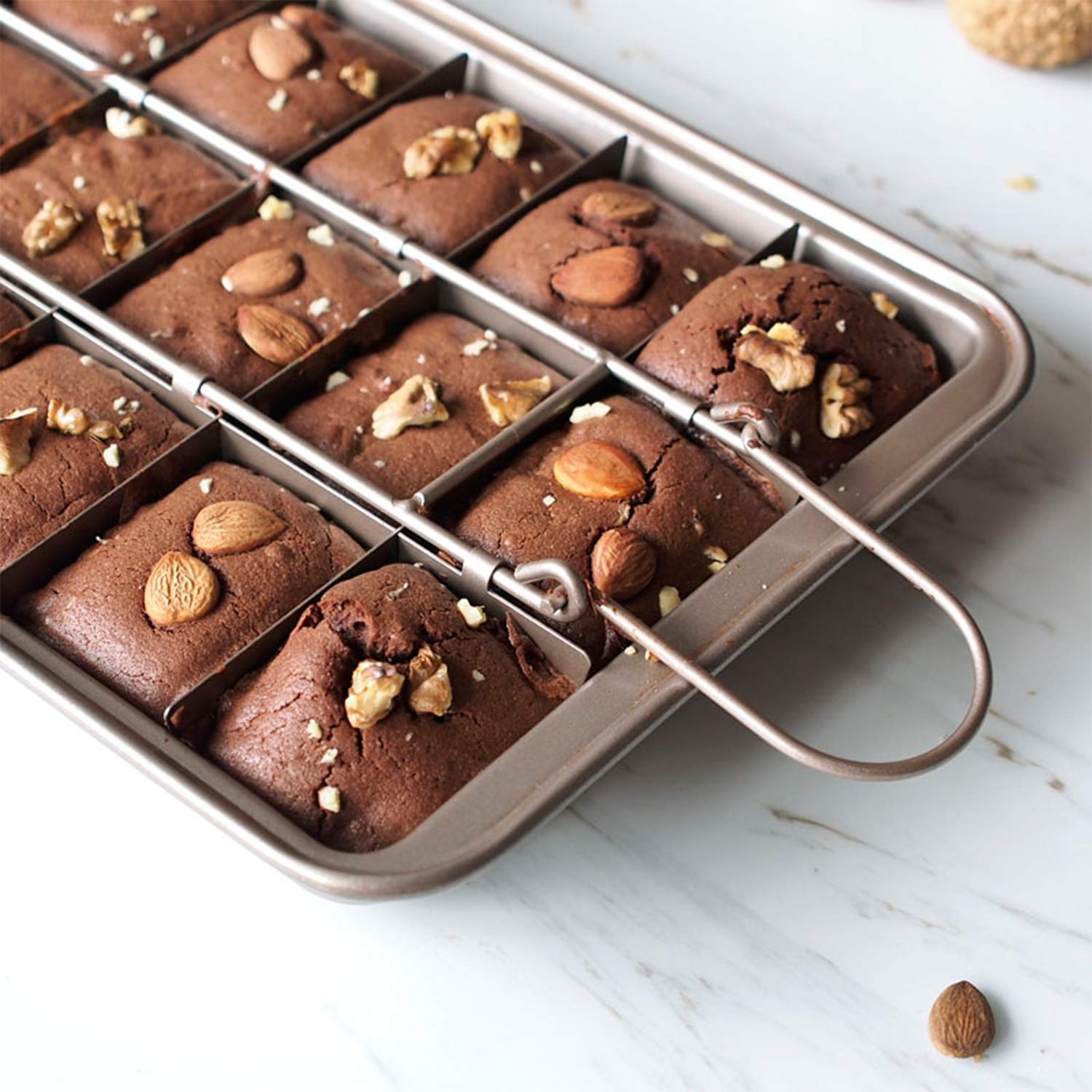 Eirdary Non-Stick Brownie Pan with Built-in Dividers - 18 Pre-Sliced Square Baking Tray, Dishwasher & Metal Utensil Safe (Silver) | Perfect for Homemade Brownies, Party Desserts & Holiday Baking