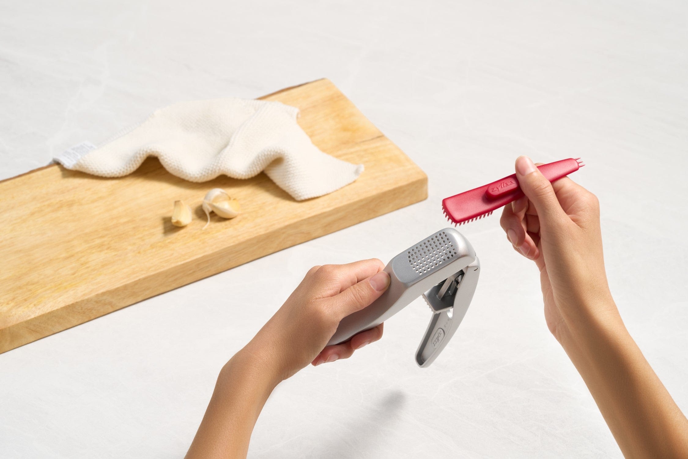 Zyliss Susi 3 Garlic Press Replacement Cleaning Brush - Durable Nylon Bristles for Easy Garlic Press Maintenance - Perfect for Kitchen, Cooking, and Food Prep