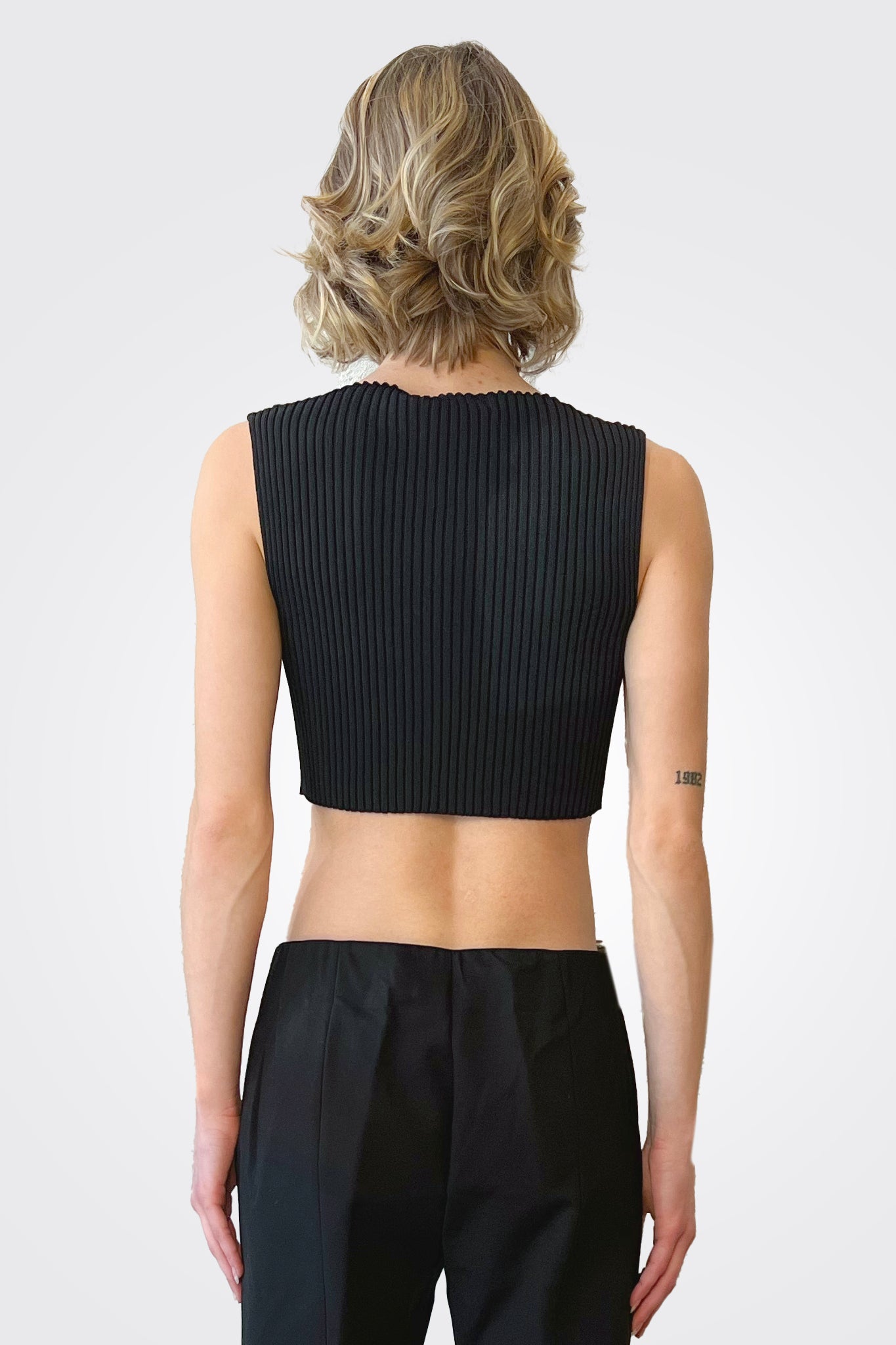 Cropped Ribbed Zip Top for Women - Black | Stylish Casual & Workout Shirt for Yoga, Gym, and Everyday Wear